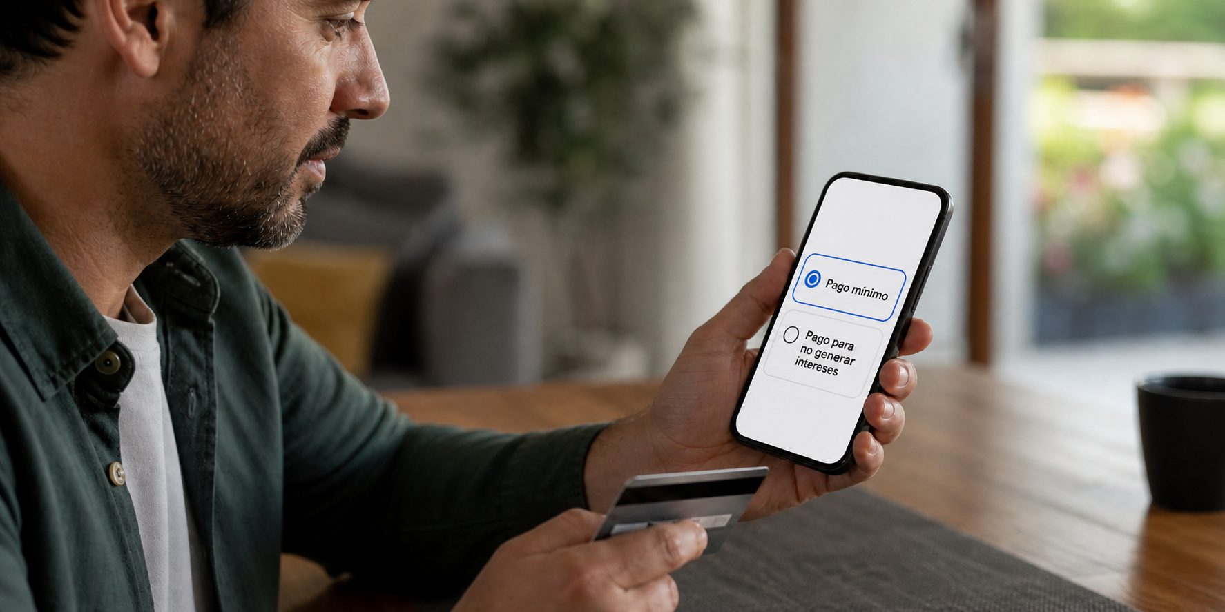 Hombre realizando desde la aplicación de su teléfono celular únicamente el pago mínimo de su tarjeta de crédito. 