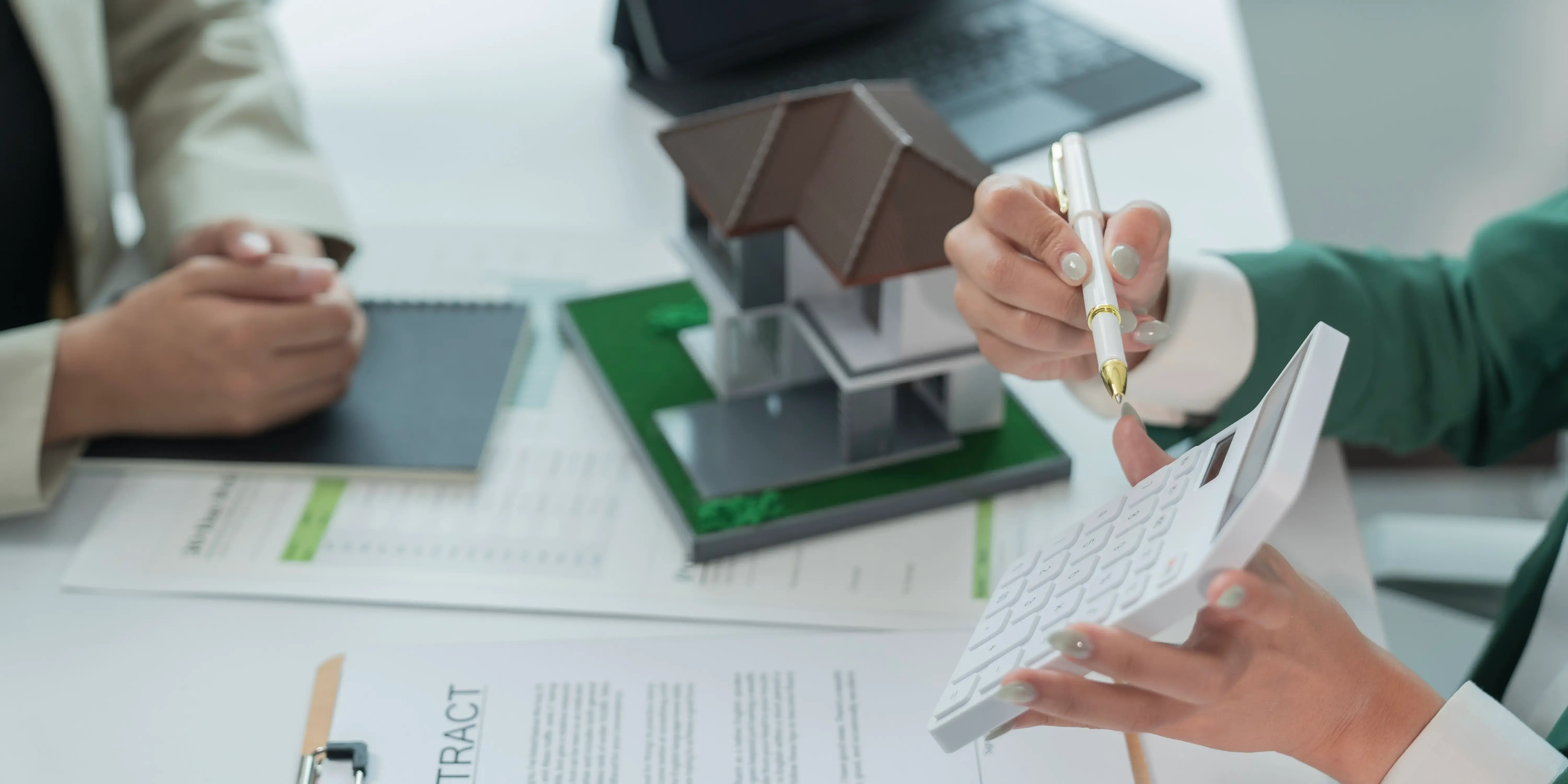 Agente inmobiliario hablando con un cliente sobre el crédito FOVISSSTE