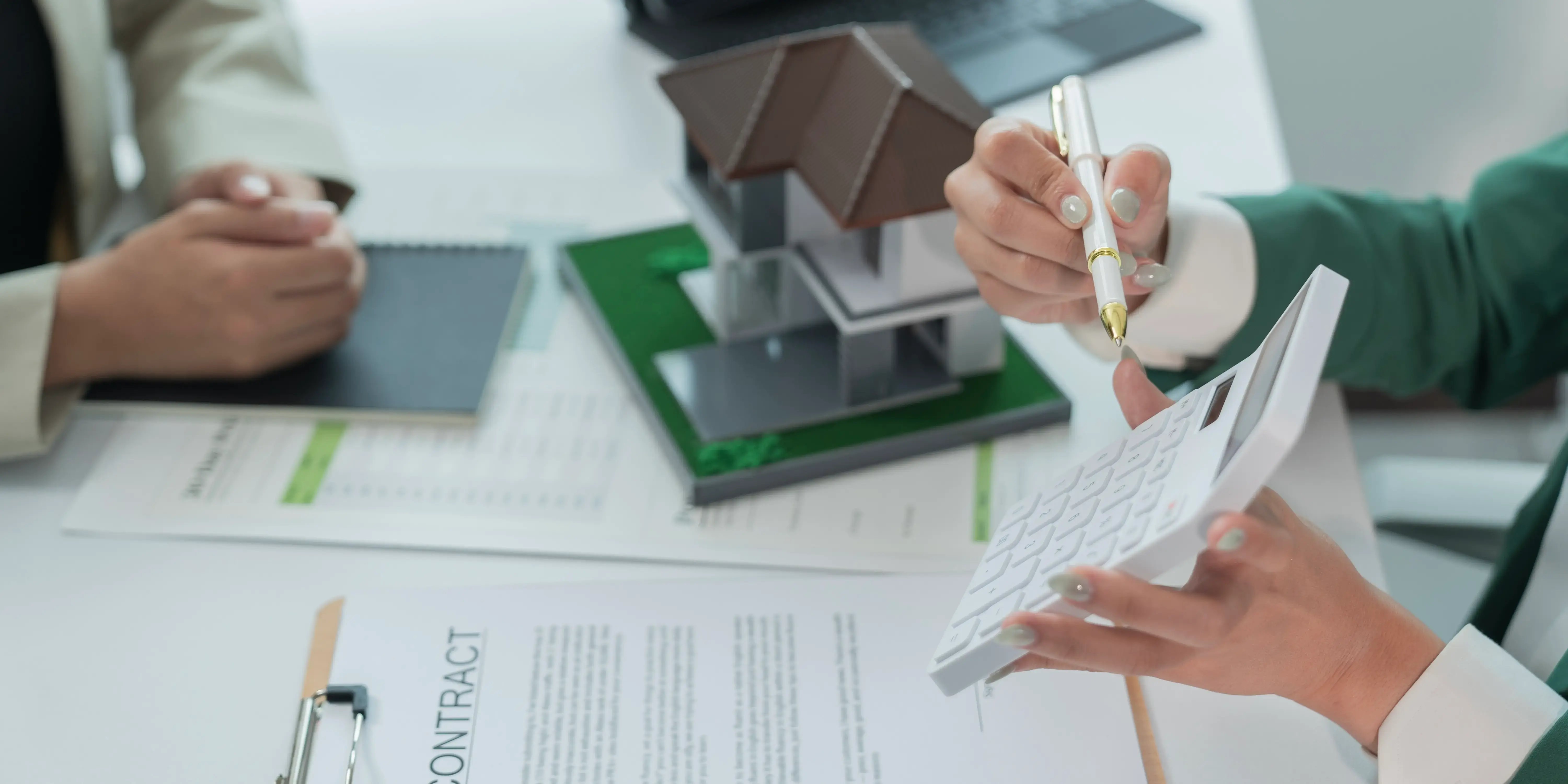 Agente inmobiliario hablando con un cliente hablando sobre los trámites para comprar una casa en México 