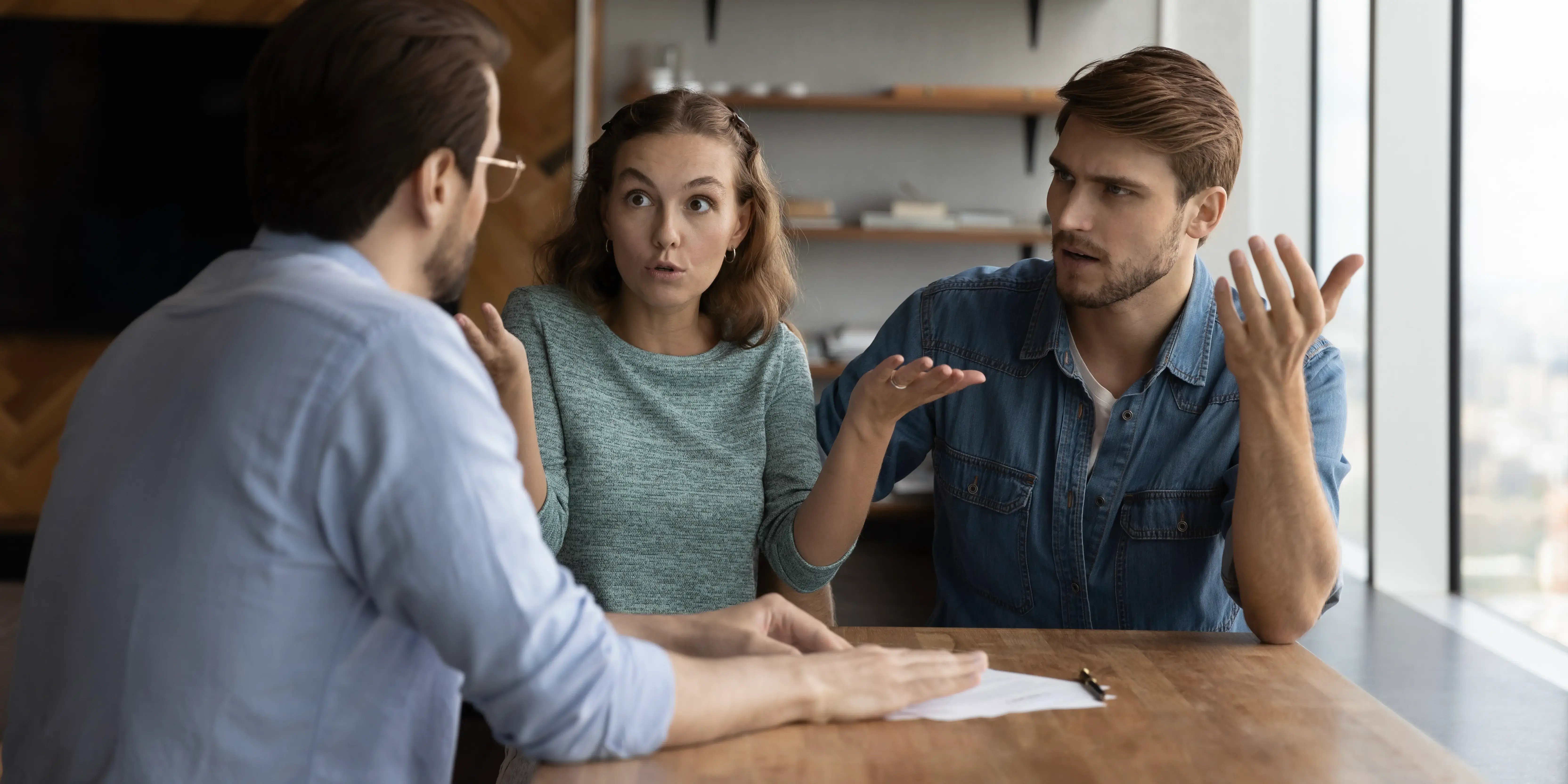 Arrendador tiene problemas con arrendatarios es una desventaja de invertir en bienes raíces