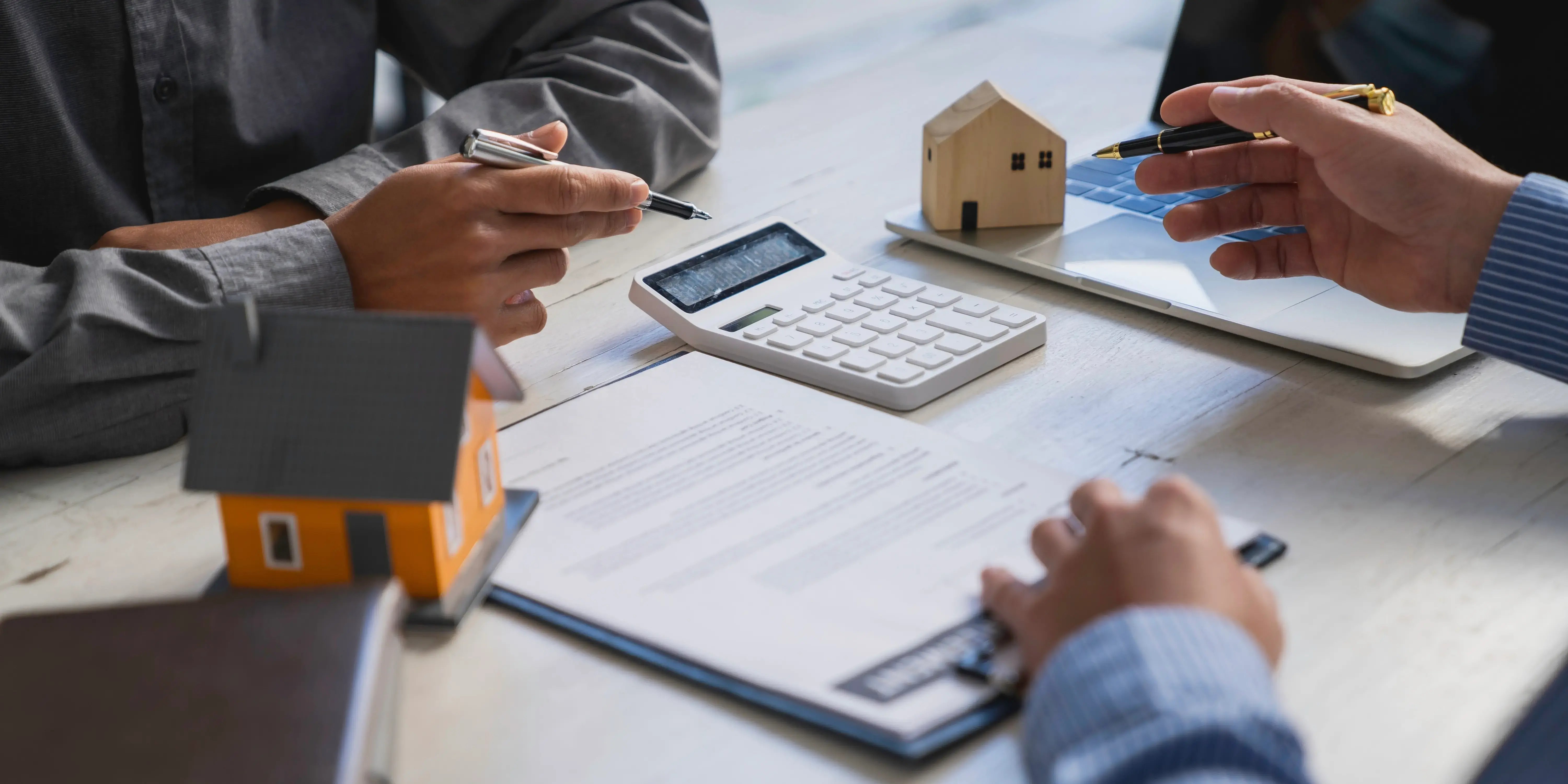 Asesor Infonavit explicándole a unas personas que les conviene más, si crédito infonavit o bancario