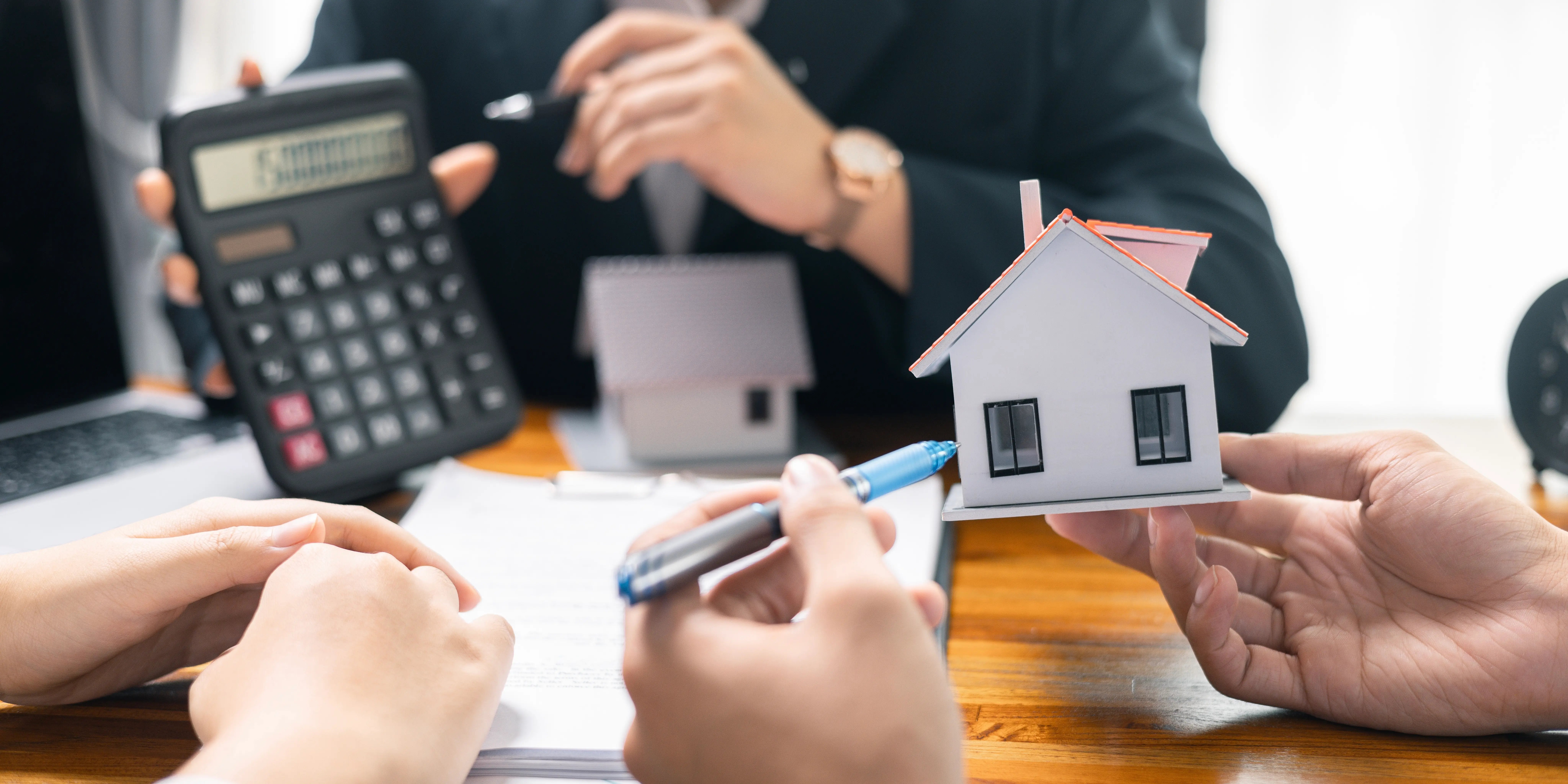 Asesor bancario explicándole a unas personas que les conviene más, si crédito infonavit o bancario