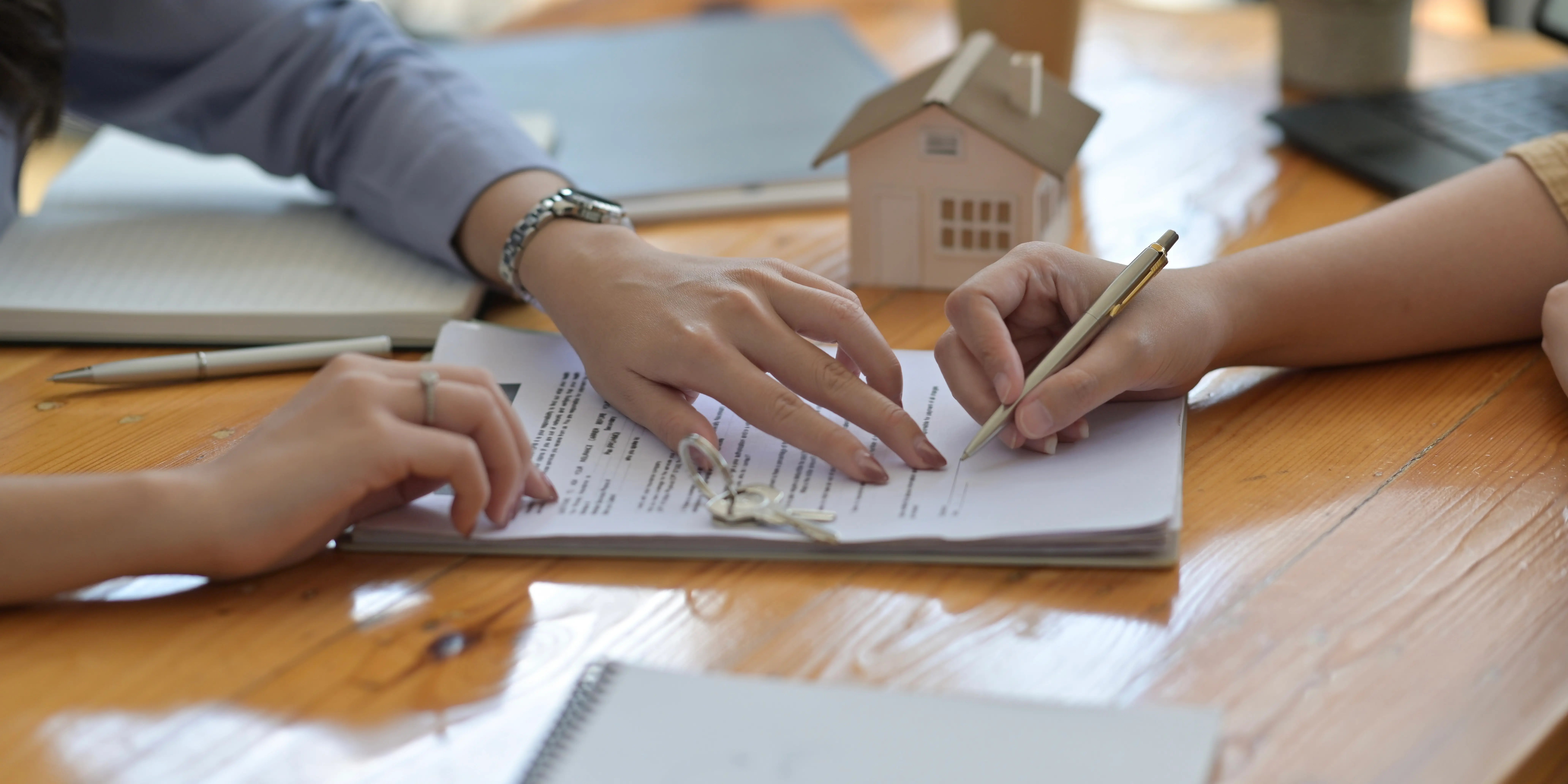 Asesor hipotecario y cliente revisando las opciones de financiamiento y comprar casa cerca de su trabajo