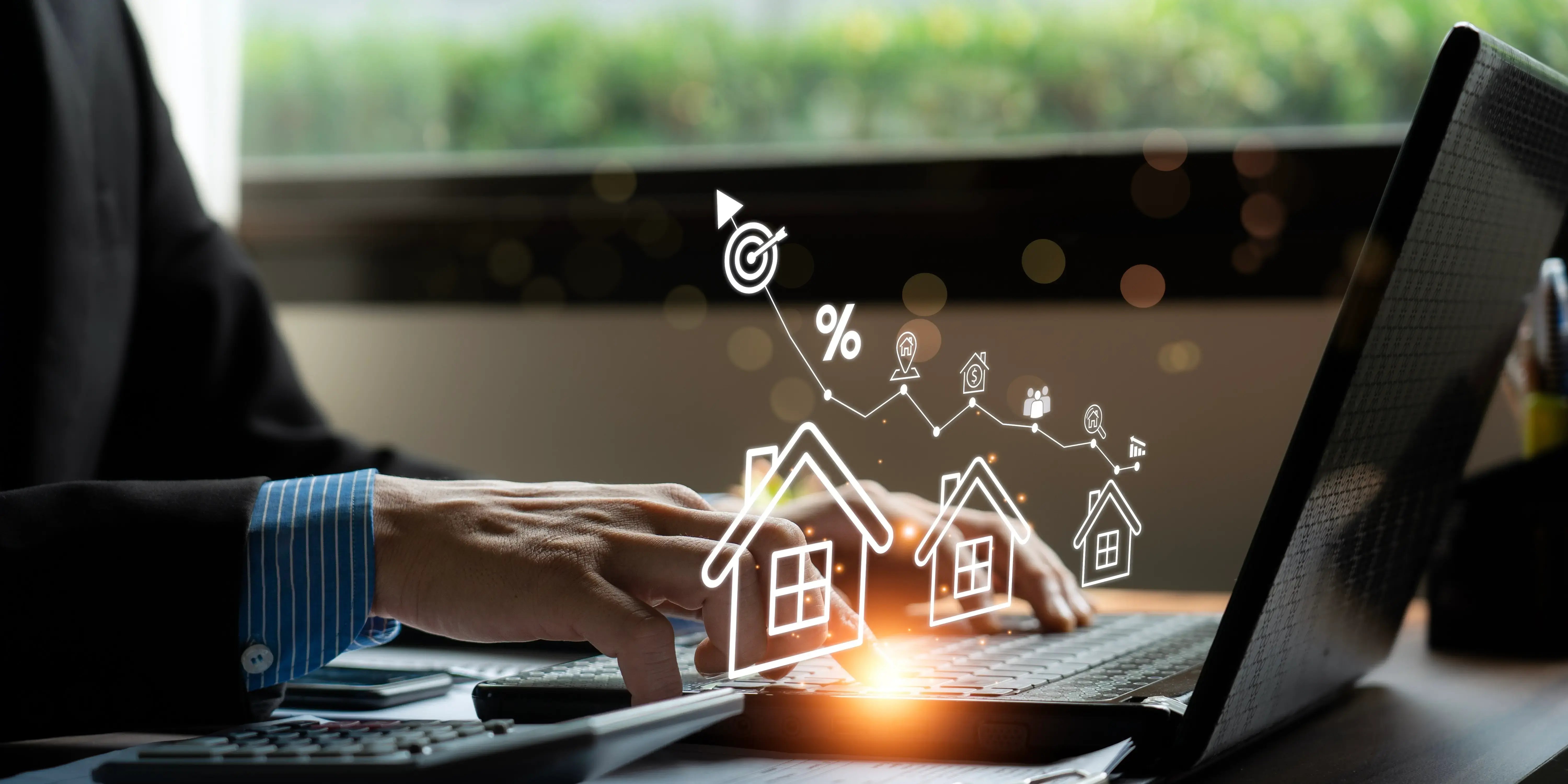 Broker inmobiliario en computadora donde sobresalen íconos como el de porcentaje, ubicación y compra de una casa para que tu inversión inmobiliaria trabaje para ti