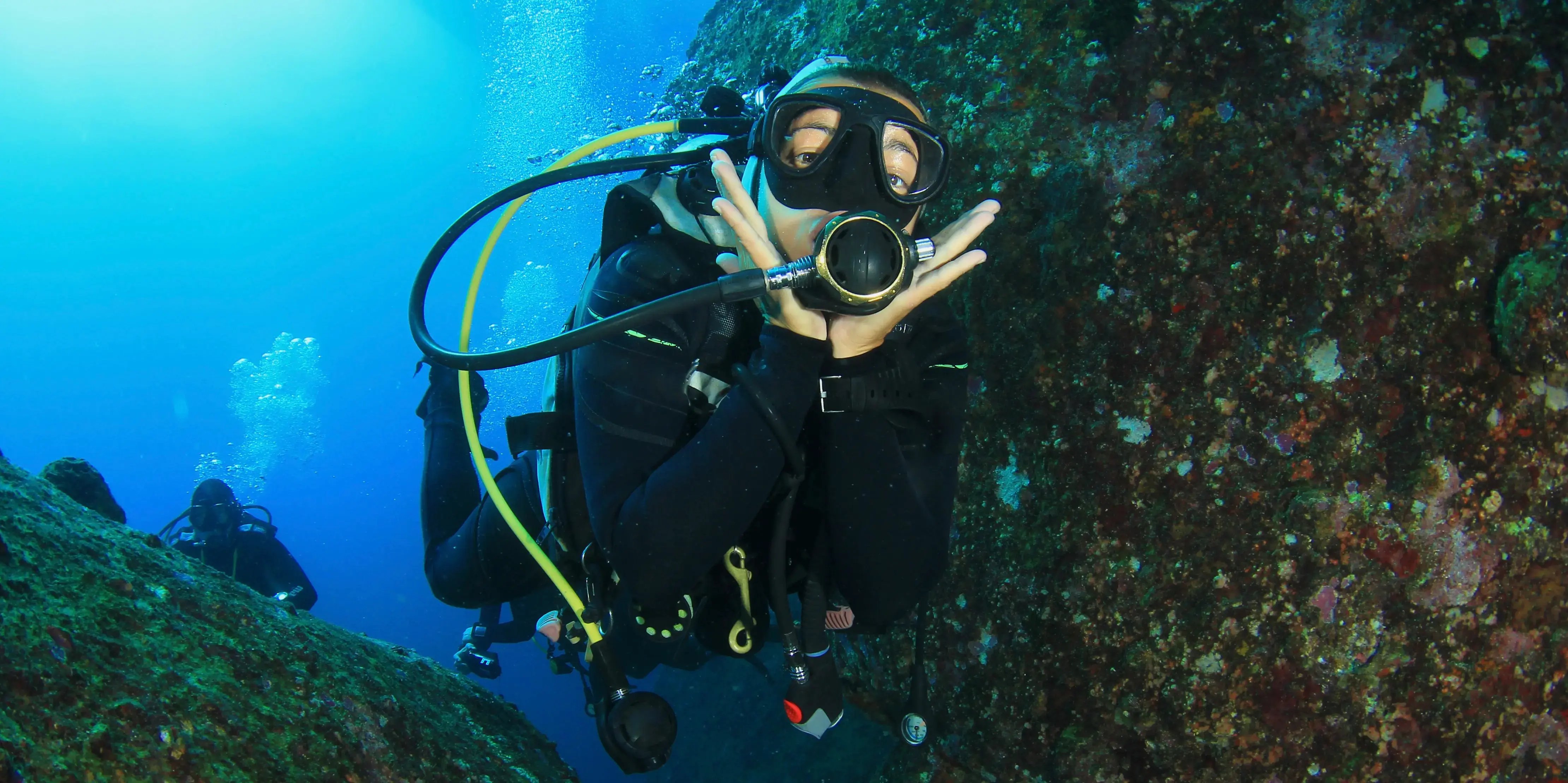 Buceador divirtiendose en arrecife de Playa del Carmen, Mexico