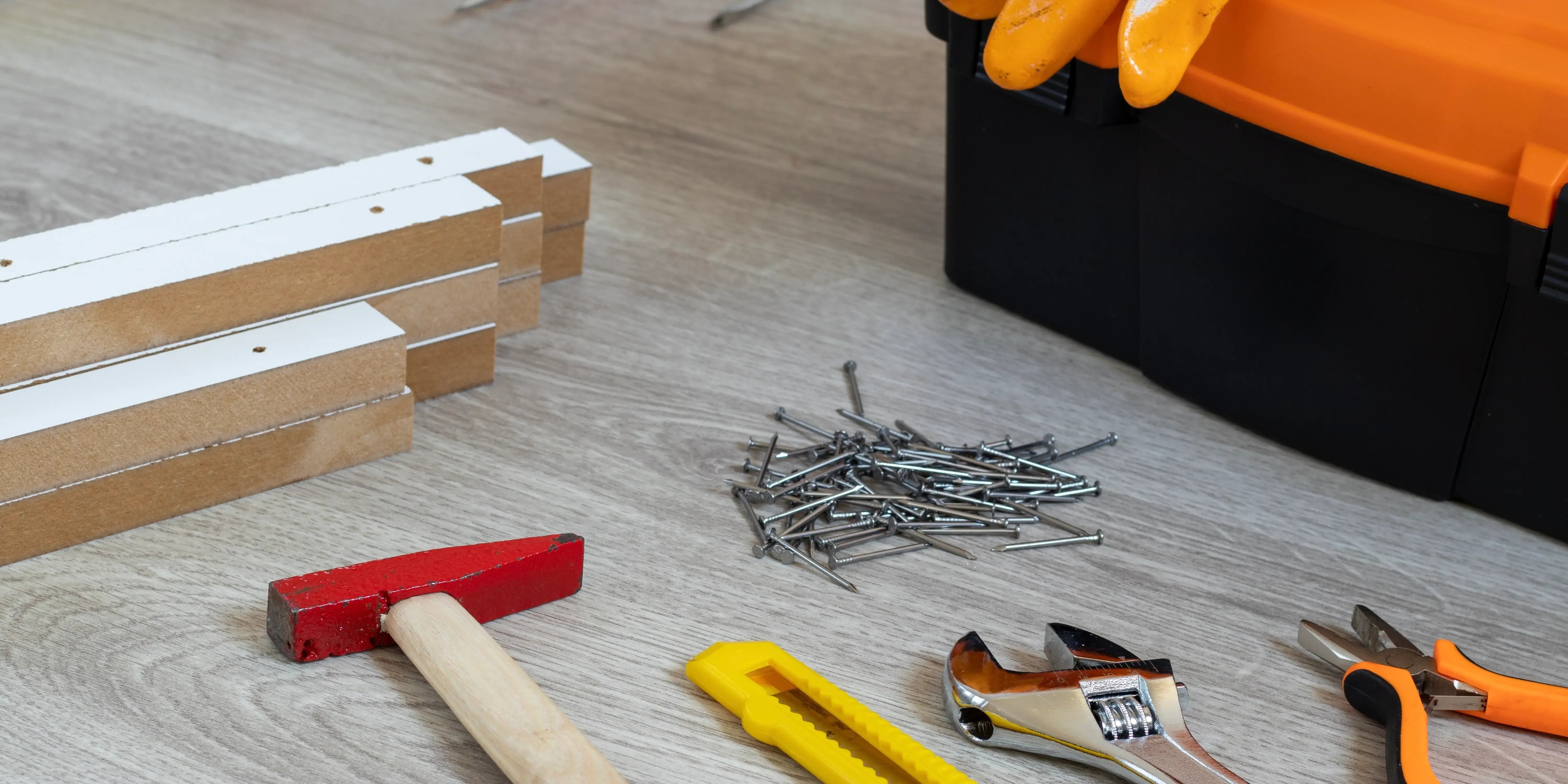 Caja de herramientas con martillos y clavos, para darle mantenimiento a la vivienda