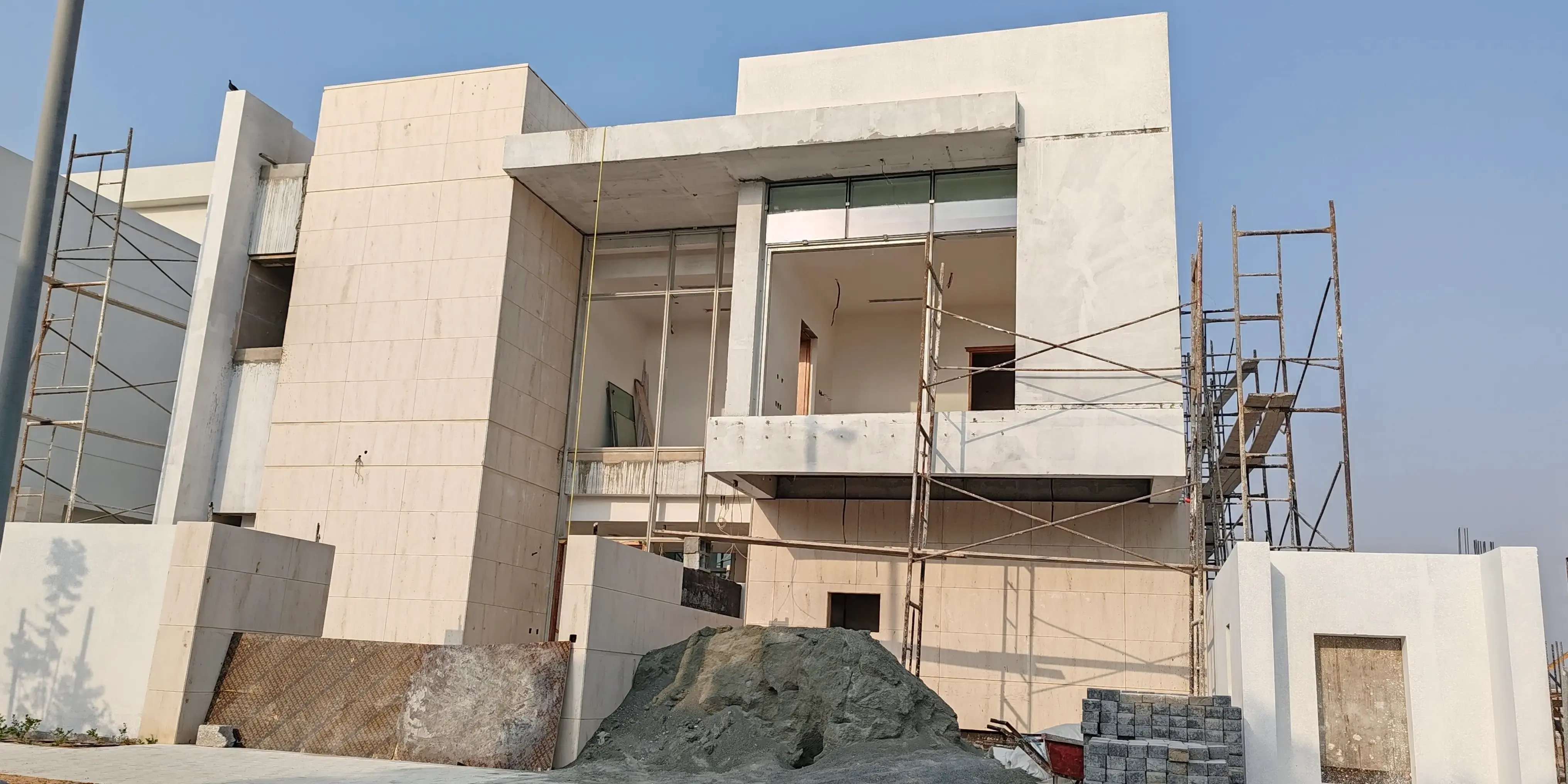 Casa con diseño moderno en construcción de un desarrollo inmobiliario
