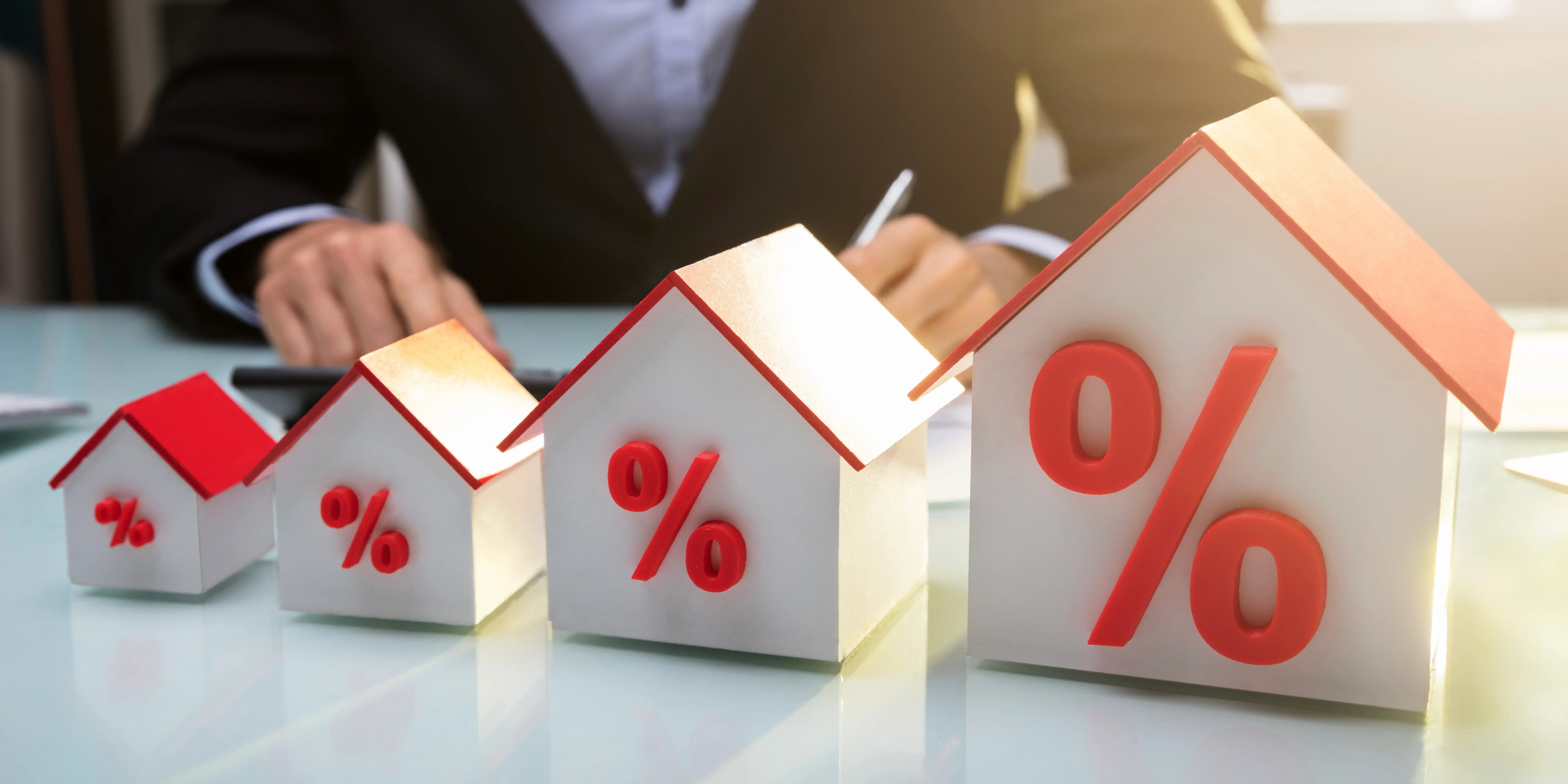 Casas de madera con signo de porcentaje por temporada de descuentos inmobiliarios