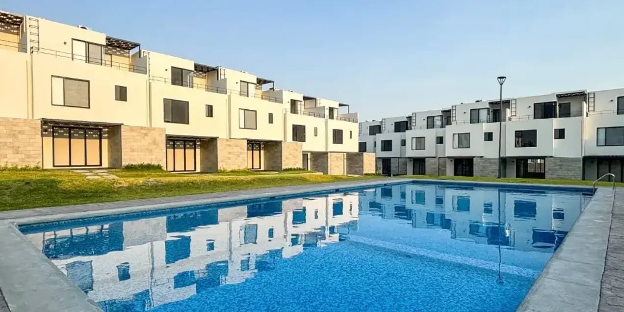 Casas y aberca en Santa Fe Lifestyle