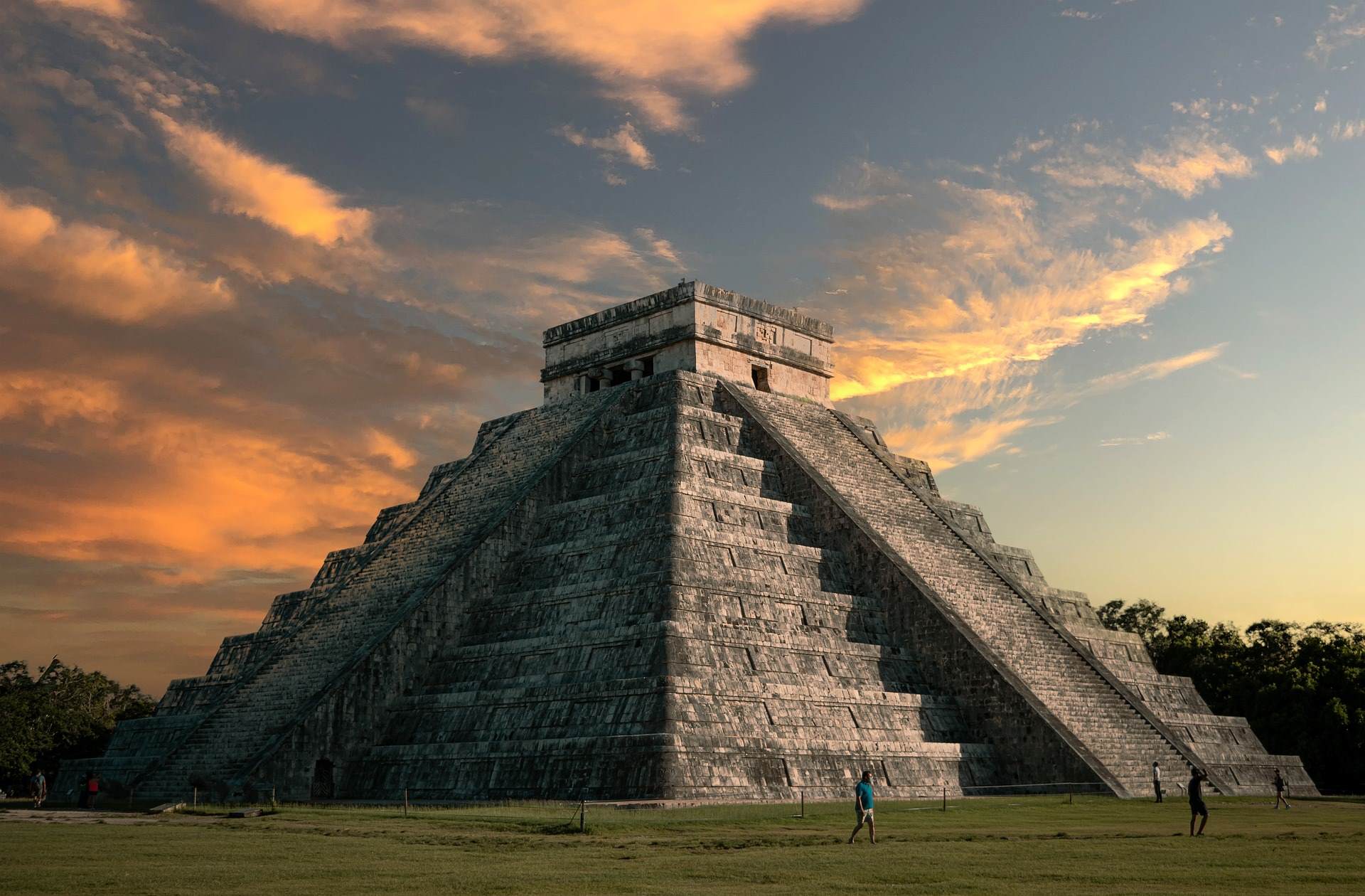El castillo de Chichén Itzá, en la zona arqueológica de la Riviera Maya. Está iluminada a la mitad, la otra está simétricamente oscurecida. 