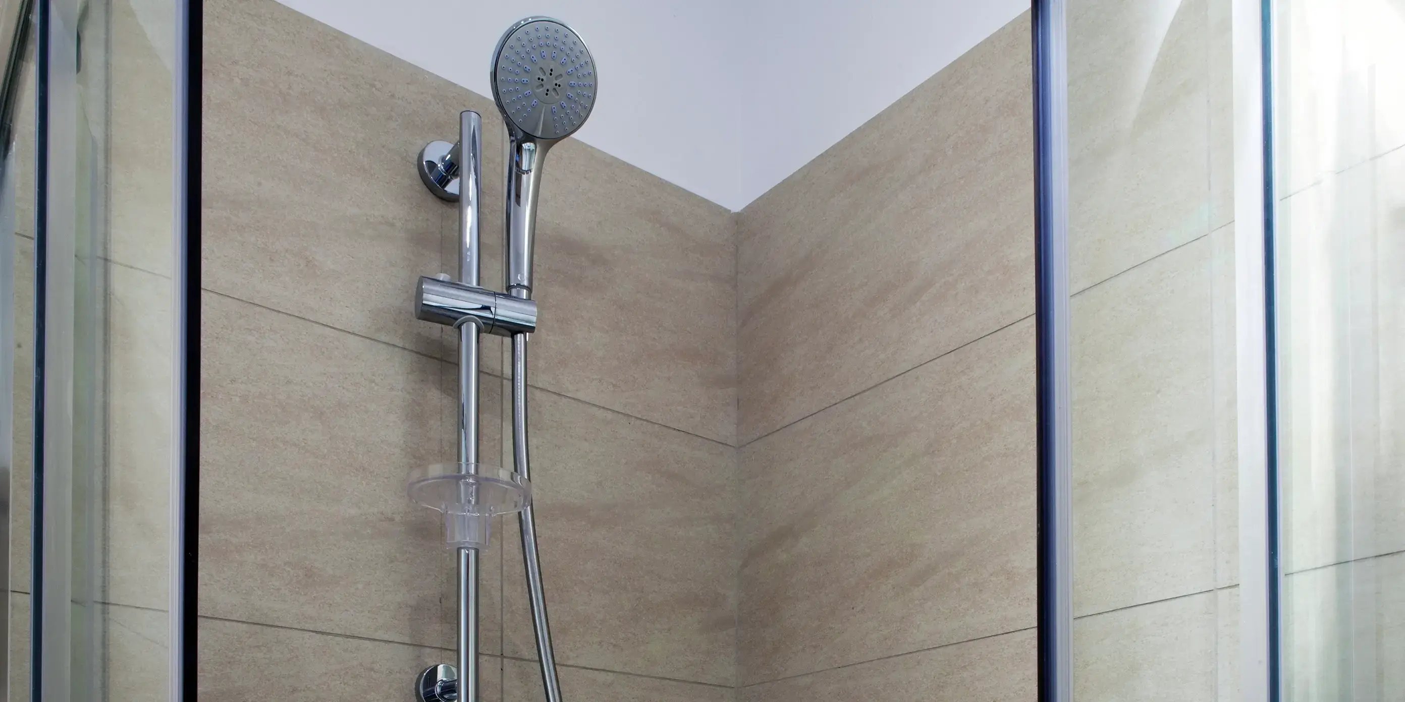 El interior del cuarto de baño, con mobiliario moderno con regadera ahorradora de una casa con certificación edge