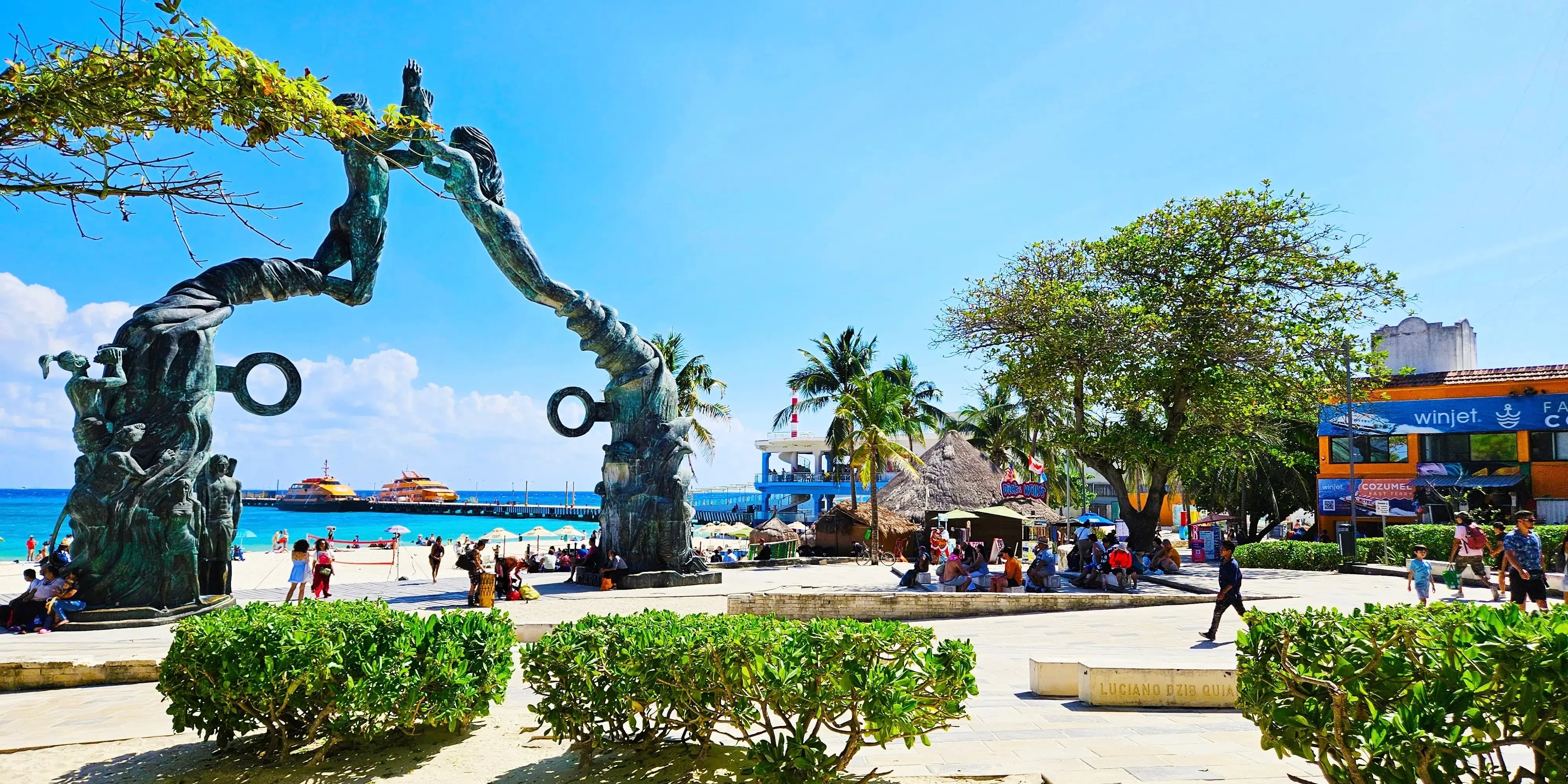 Escultura de portal maya en el Parque de los Fundadores en la avenida 5 del centro, Playa del Carmen, México