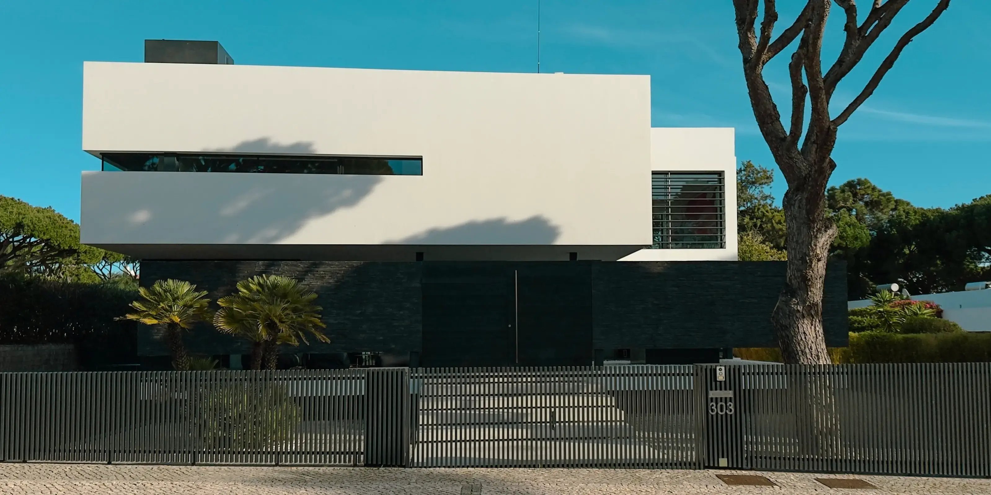 Fachada de casa moderna con arquitectura minimalista