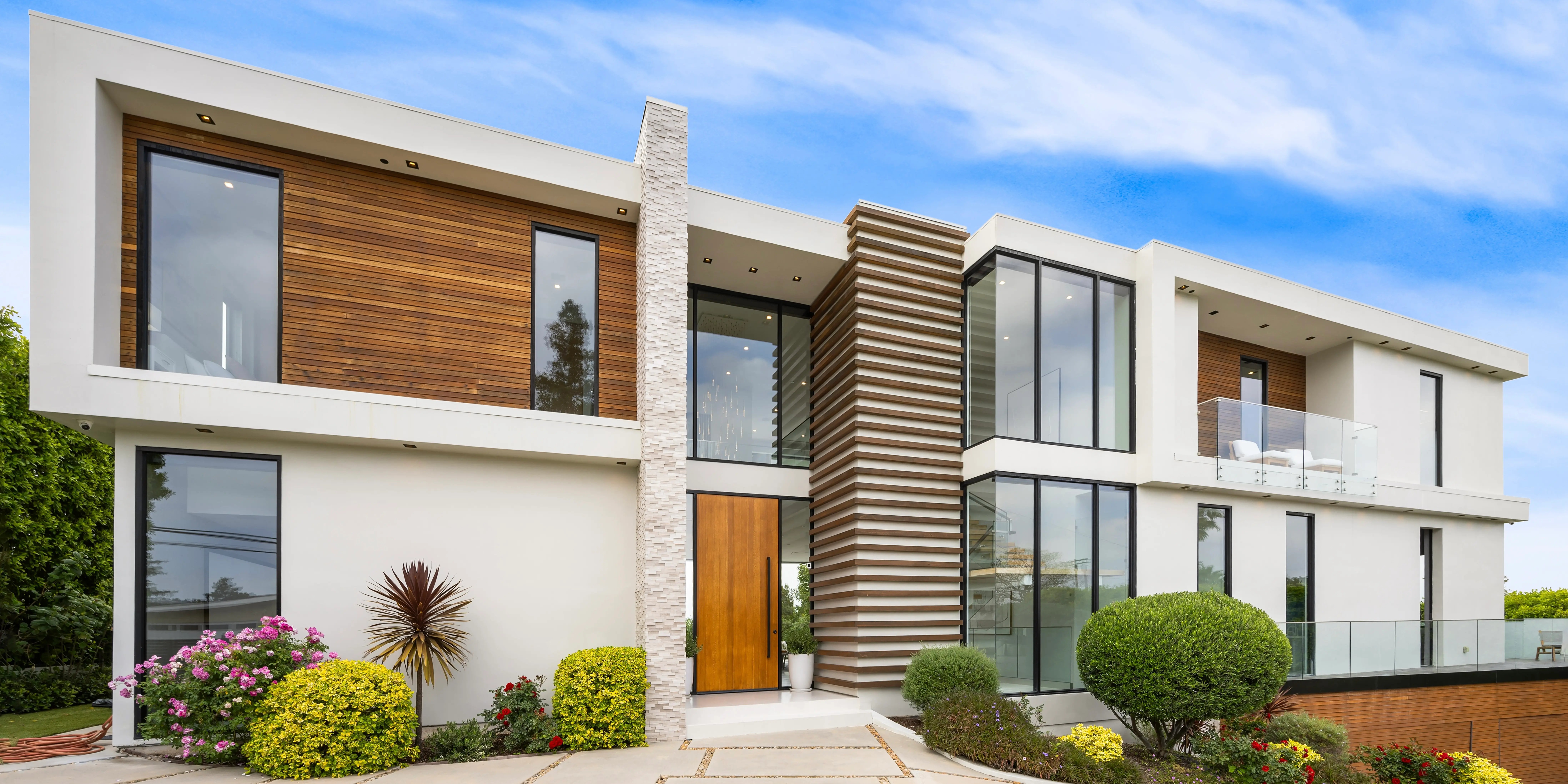Fachada de casa moderna con madera y ventanales de arquitectura actual