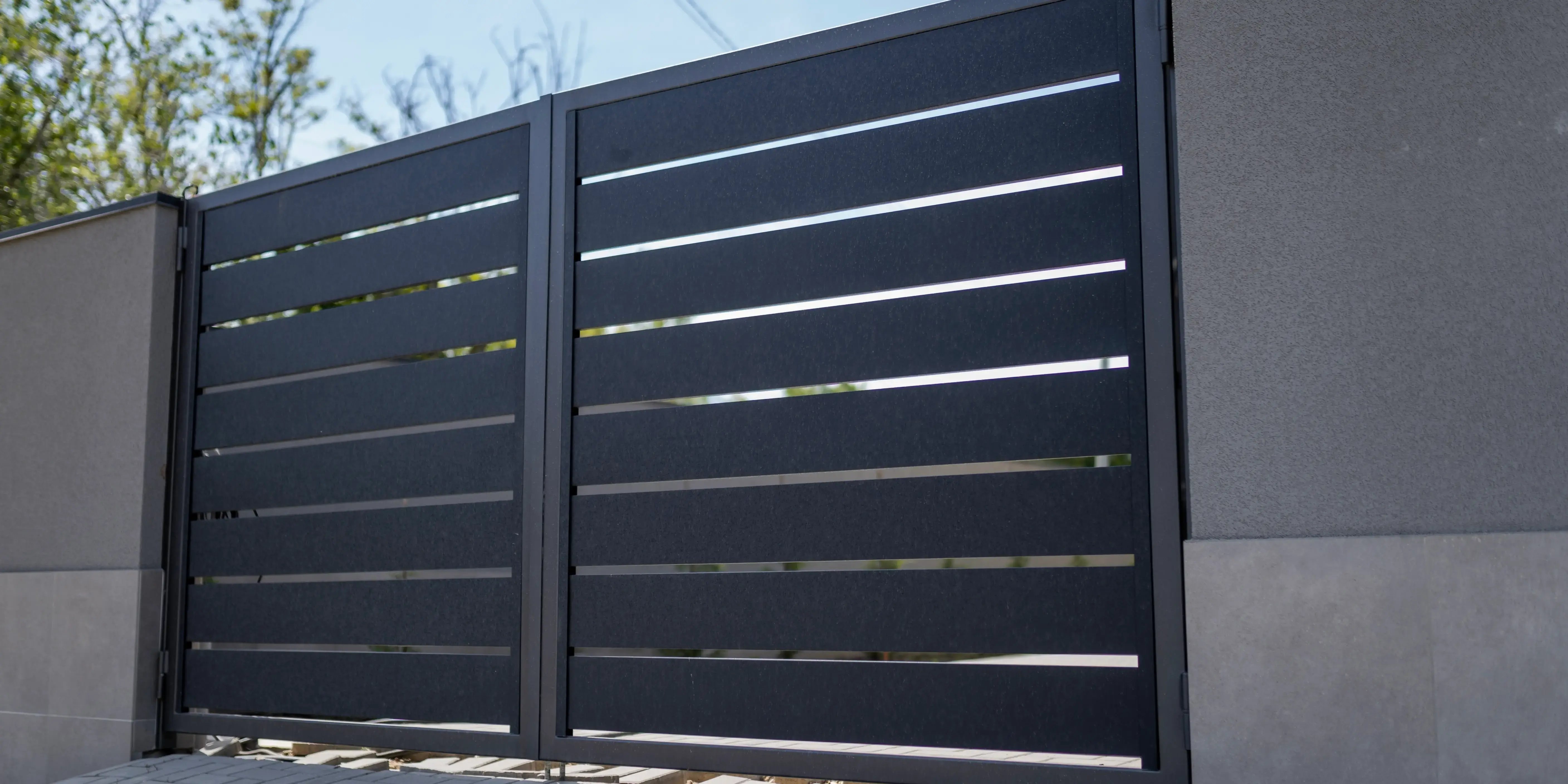 Fachada de casa moderna con portón de herraje negro minimalista