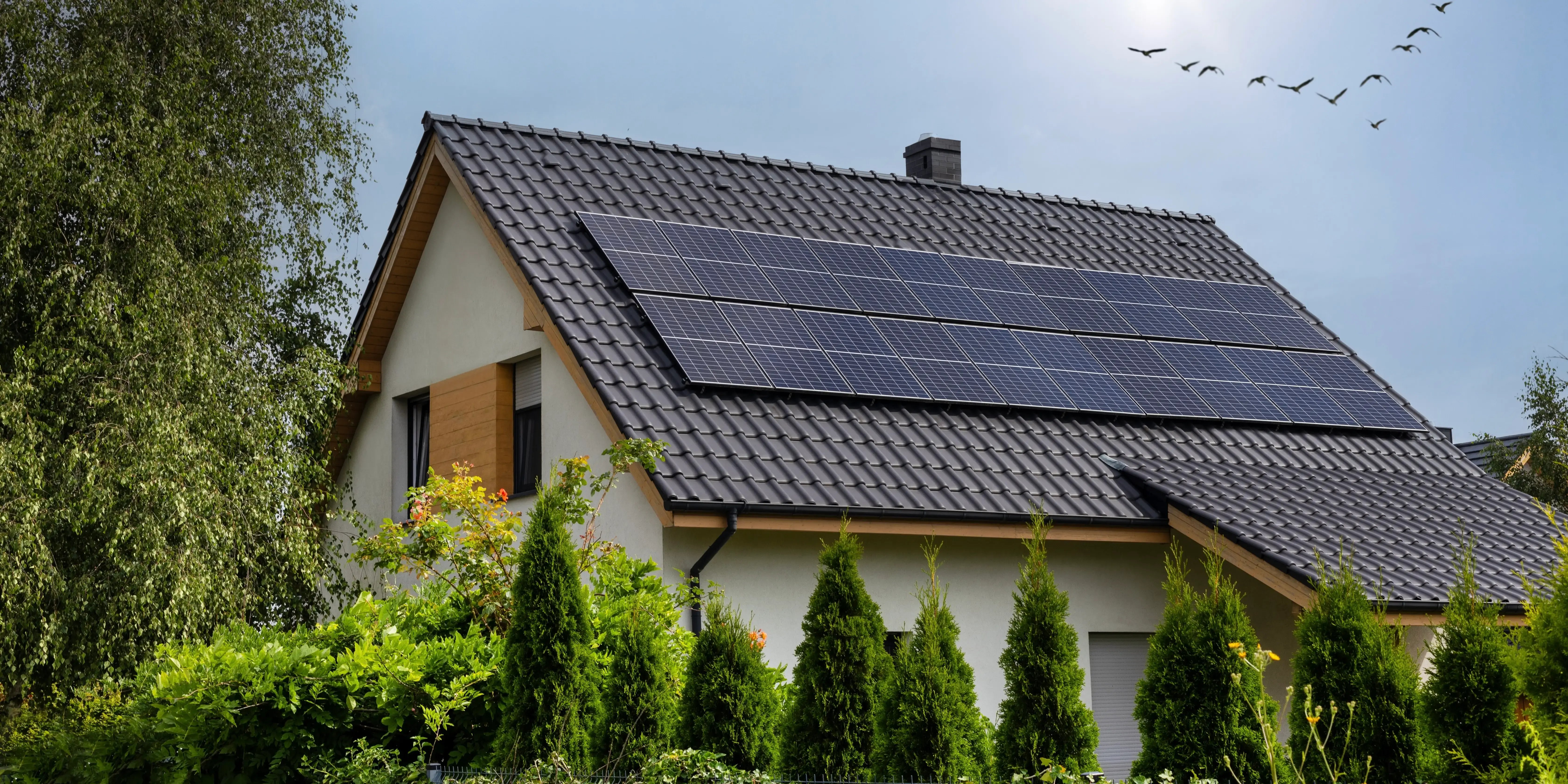Fachada de casa moderna y sustentable de arquitectura actual con páneles solares en el techo
