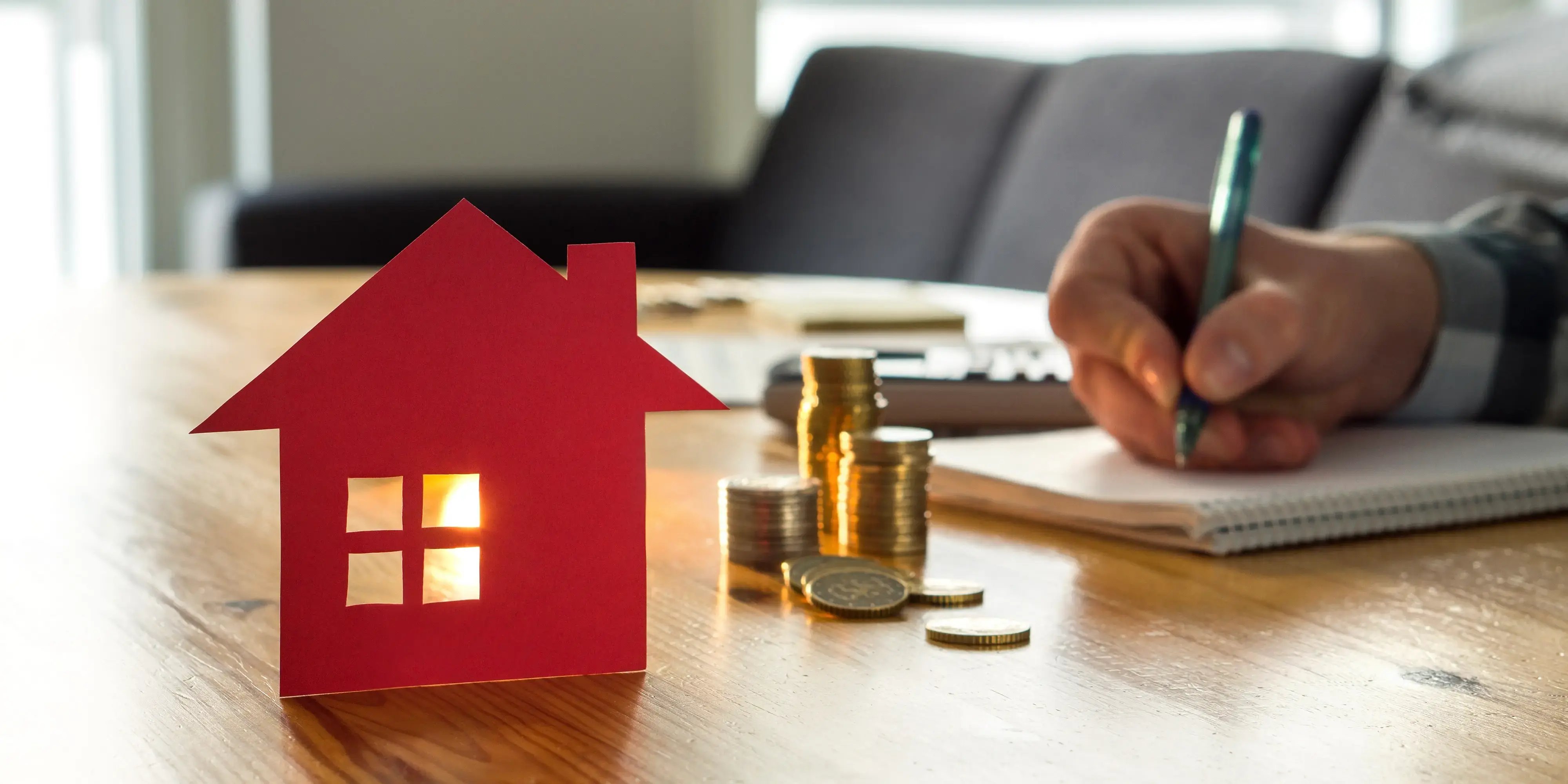 Hombre anotando en un cuaderno cuánto ha gasta en la renta de la casa