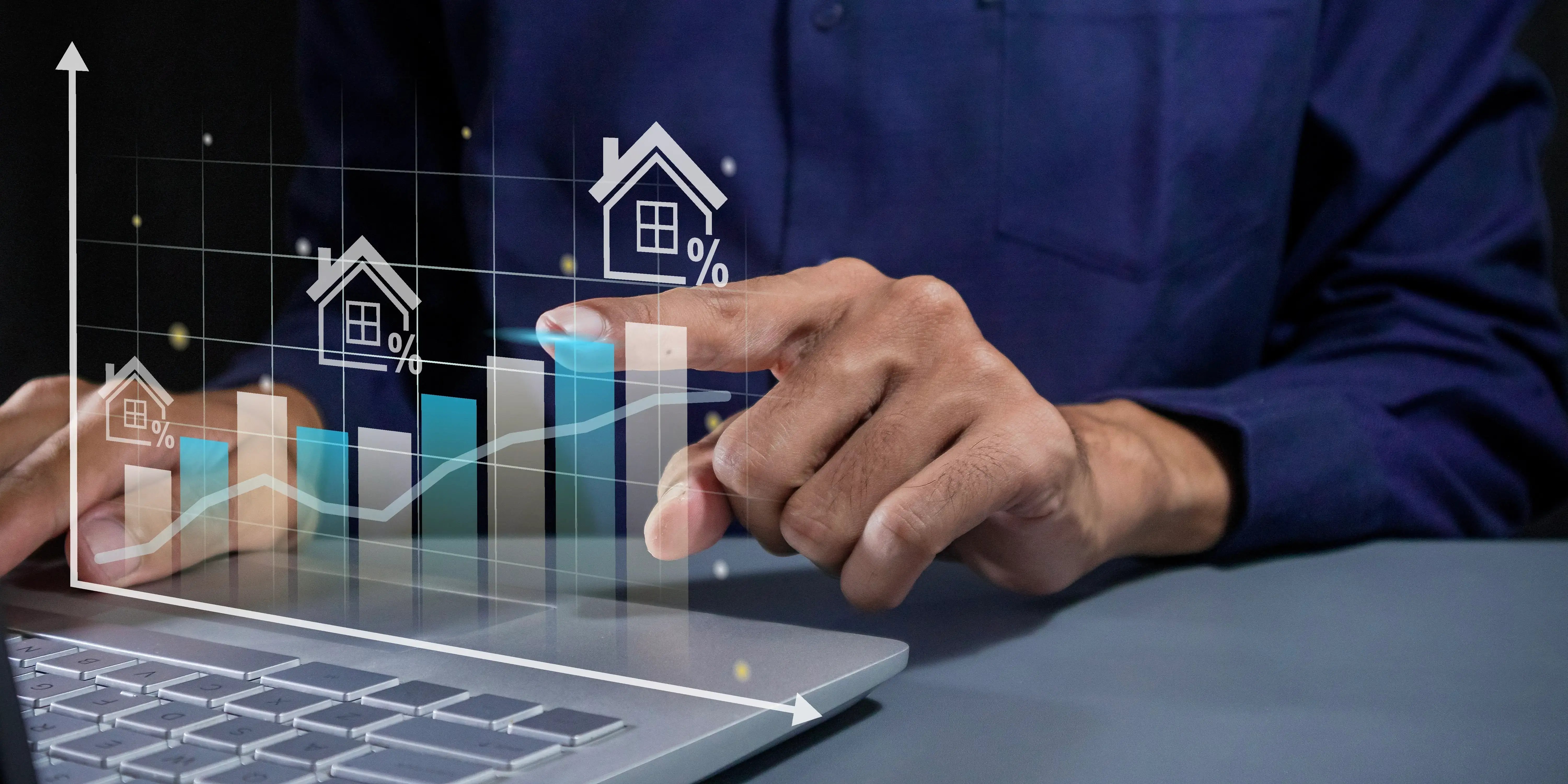 Hombre apuntando a un gráfico virtual donde se ve cómo el Precio de la casa se eleva por estar en una zona que tiene plusvalía