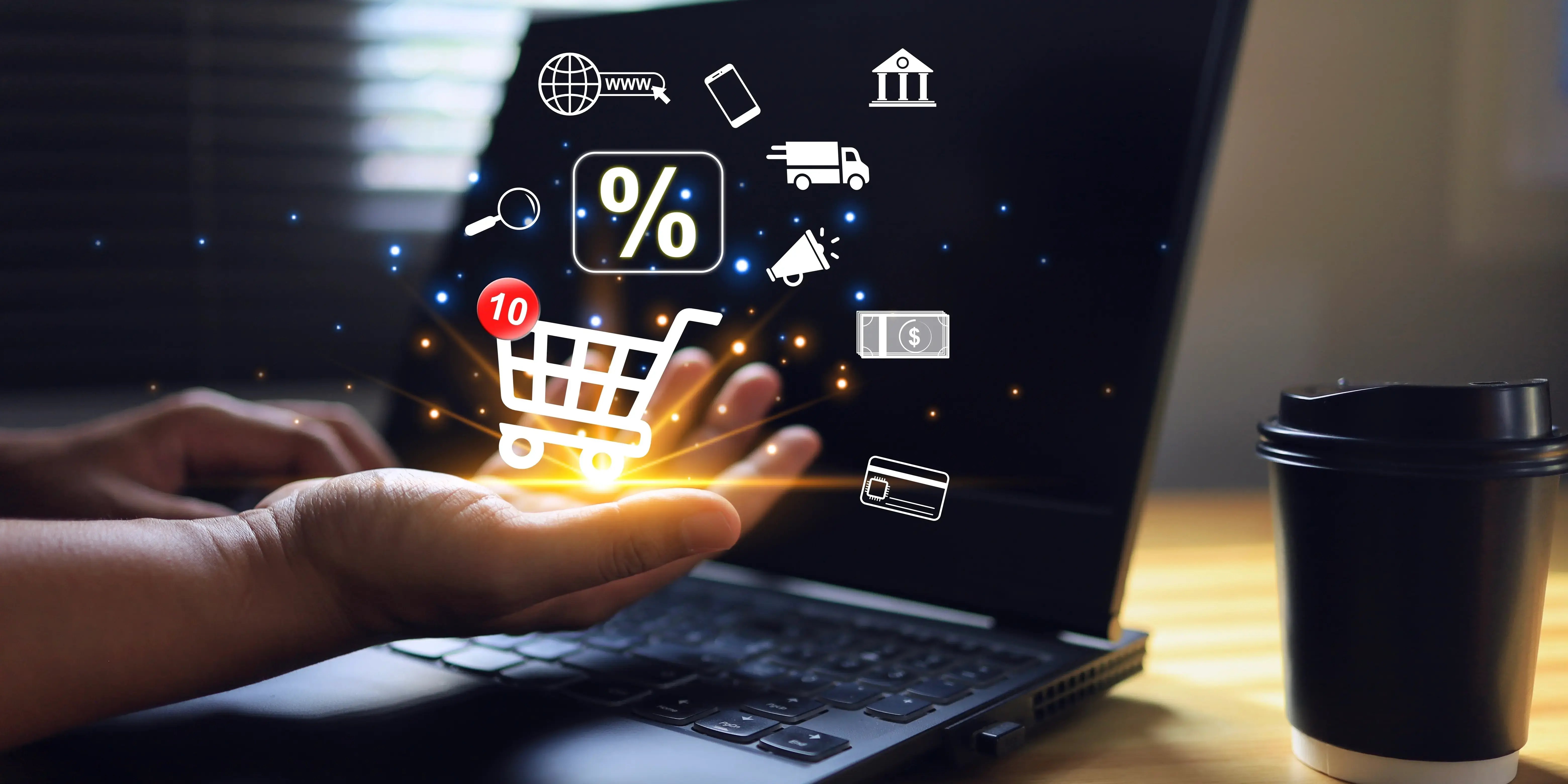 Hombre en computadora añadiendo productos a su carrito virtual mientras compra en la temporada de descuentos 2