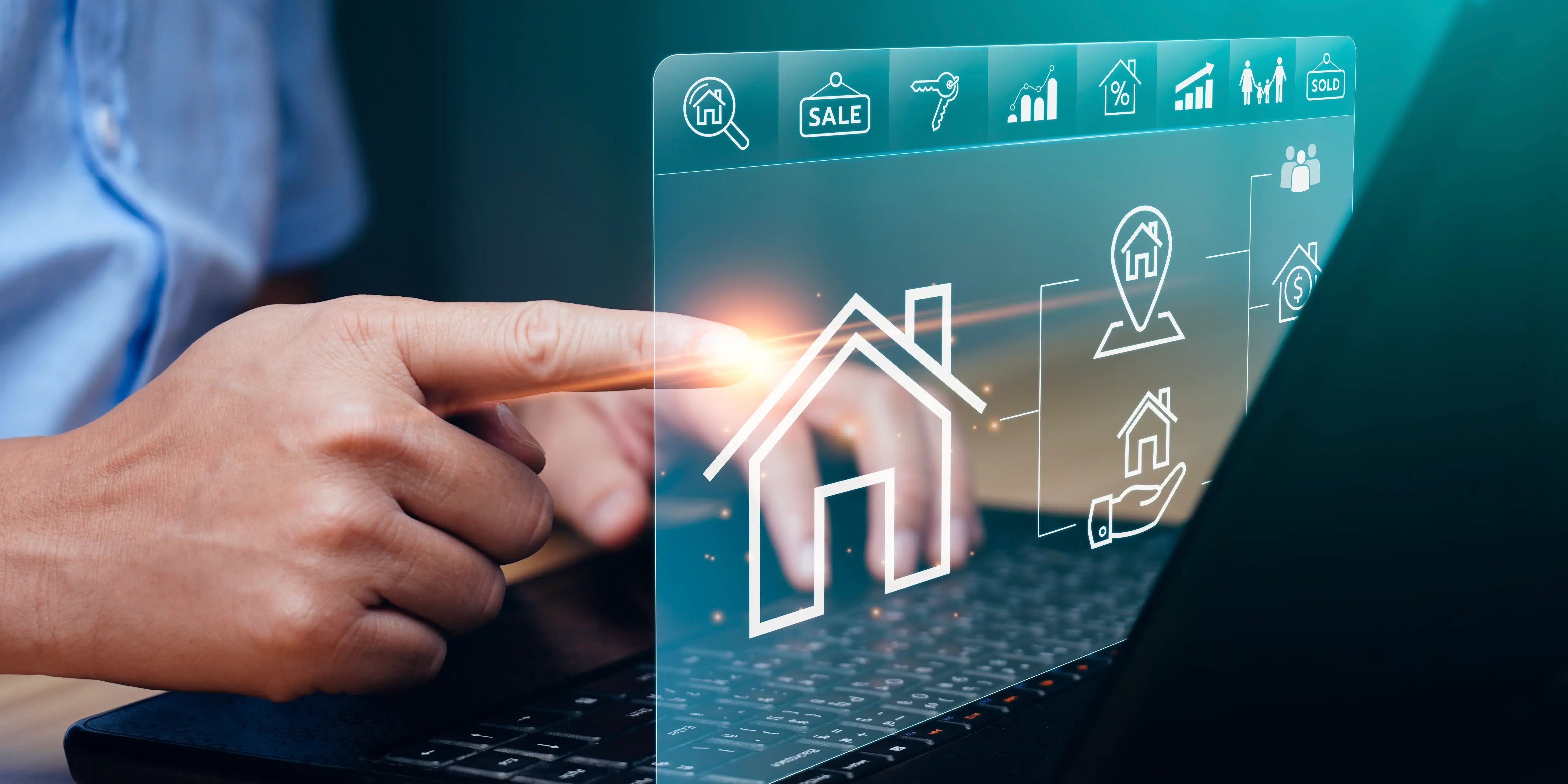 Hombre en computadora buscando opciones de casas con promociones inmobiliarias