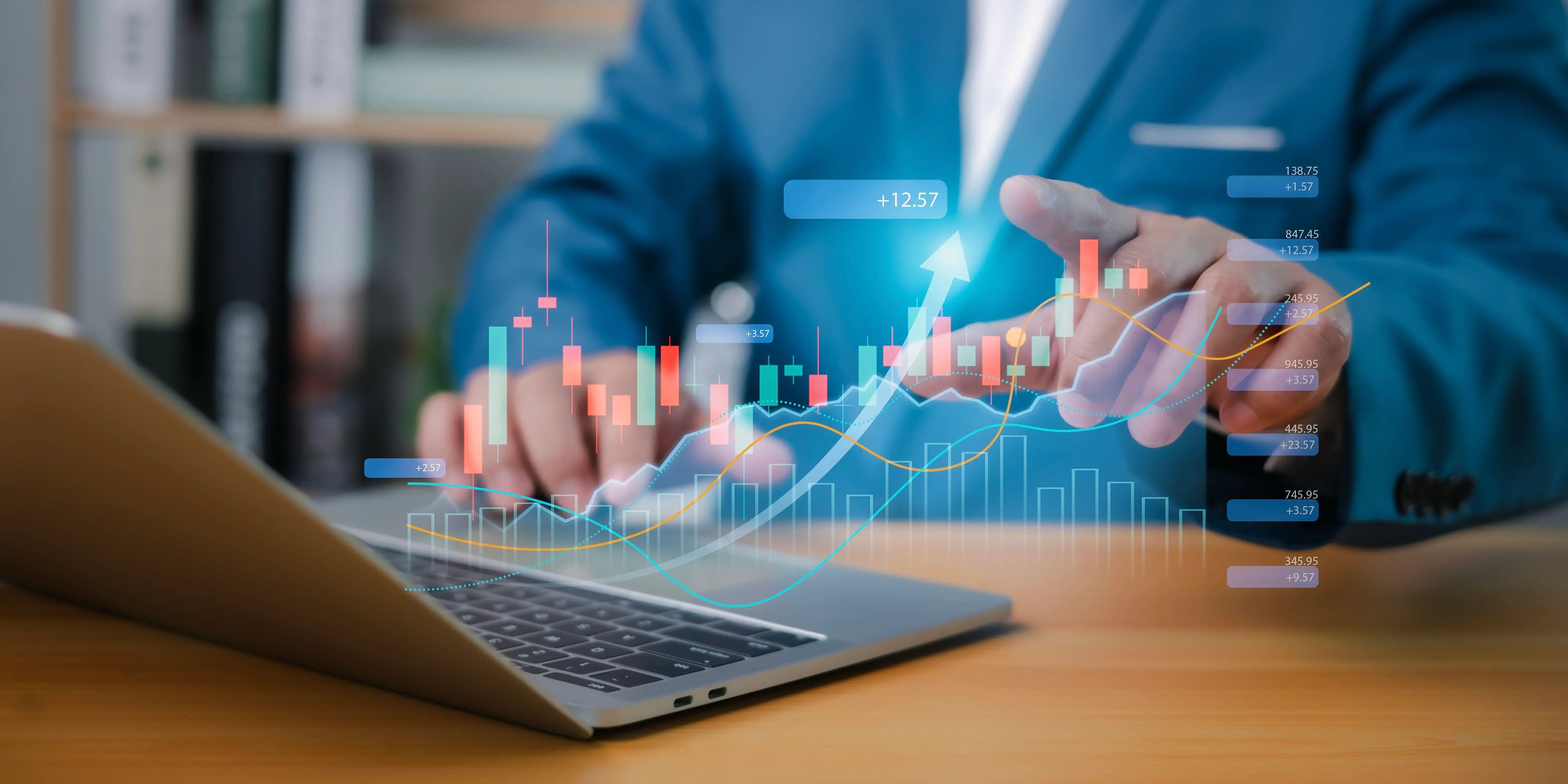 Hombre en una computadora viendo gráficas de los resultados de las inversiones temporales