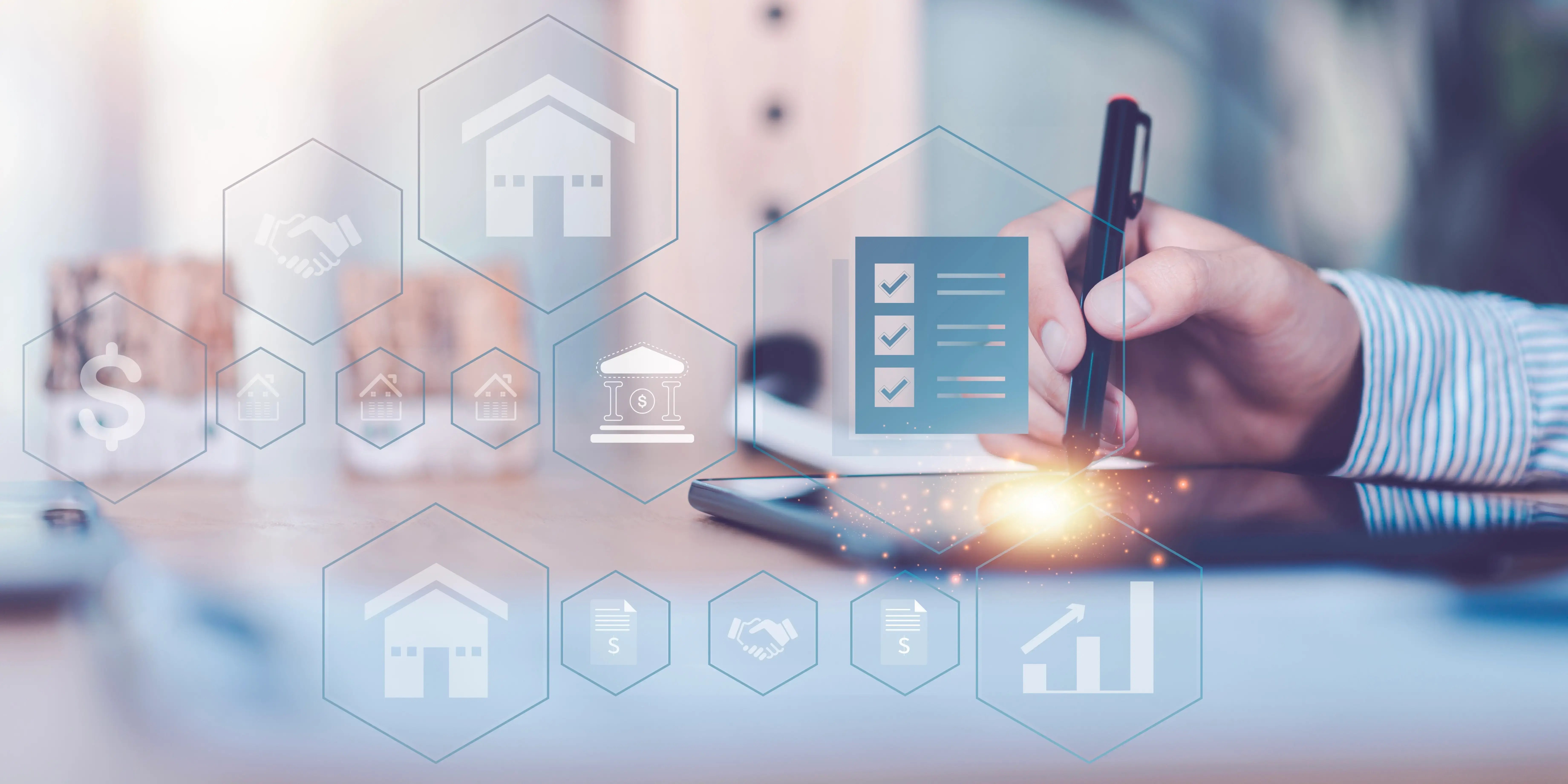 Hombre en una tablet calculando los gastos adicionales con íconos que se ven por el avalúo de la propiedad, gastos de escrituración, impuestros y comisieones por la compra de una casa en México