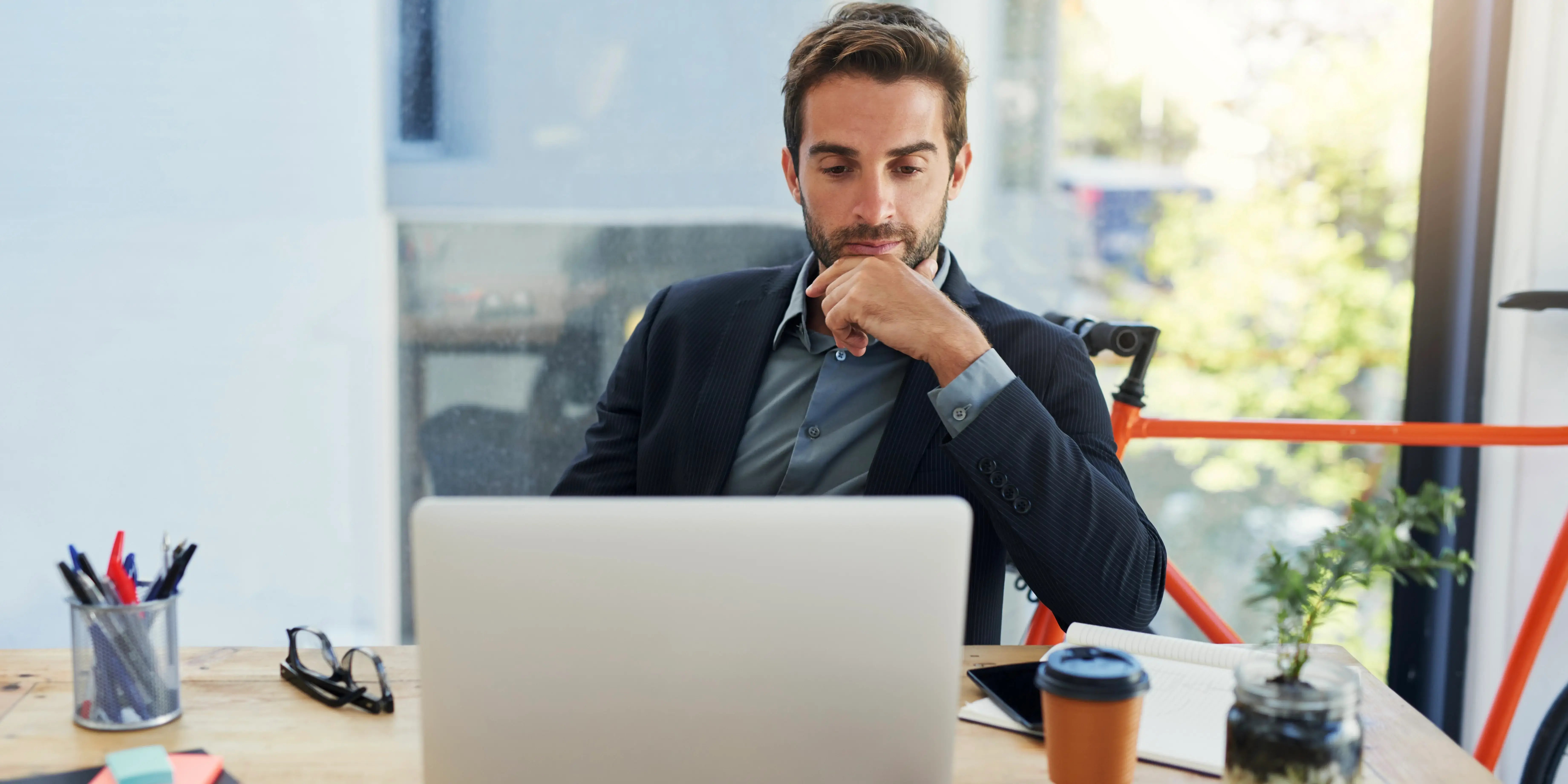 Hombre joven entrado en la computadora a mi cuenta Infonavit para conocer cuánto tiene en la subcuenta de vivienda
