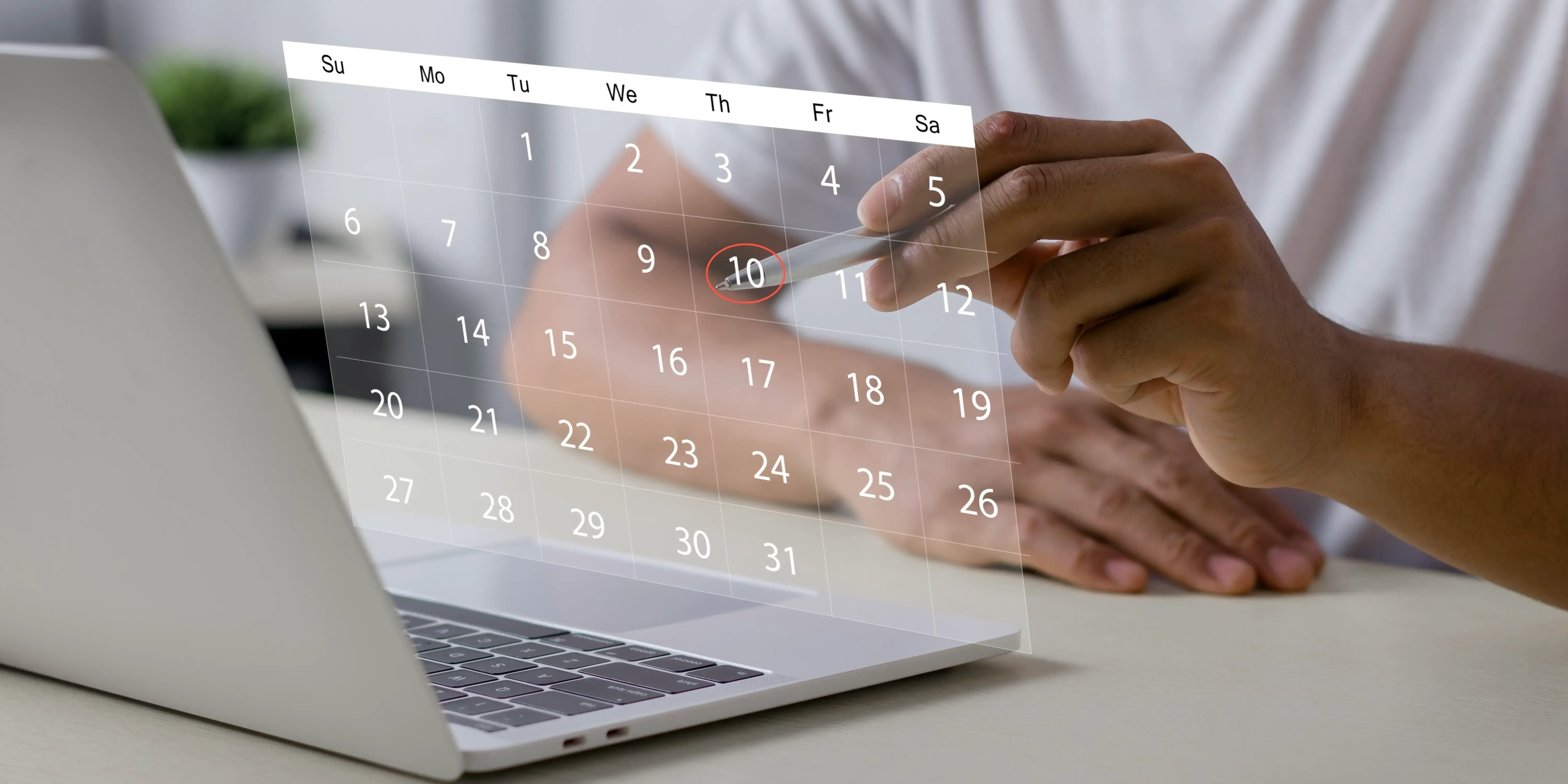 Hombre revisando el calendario de mantenimiento de vivienda para añadir recordatorios que te avisen las fechas clave