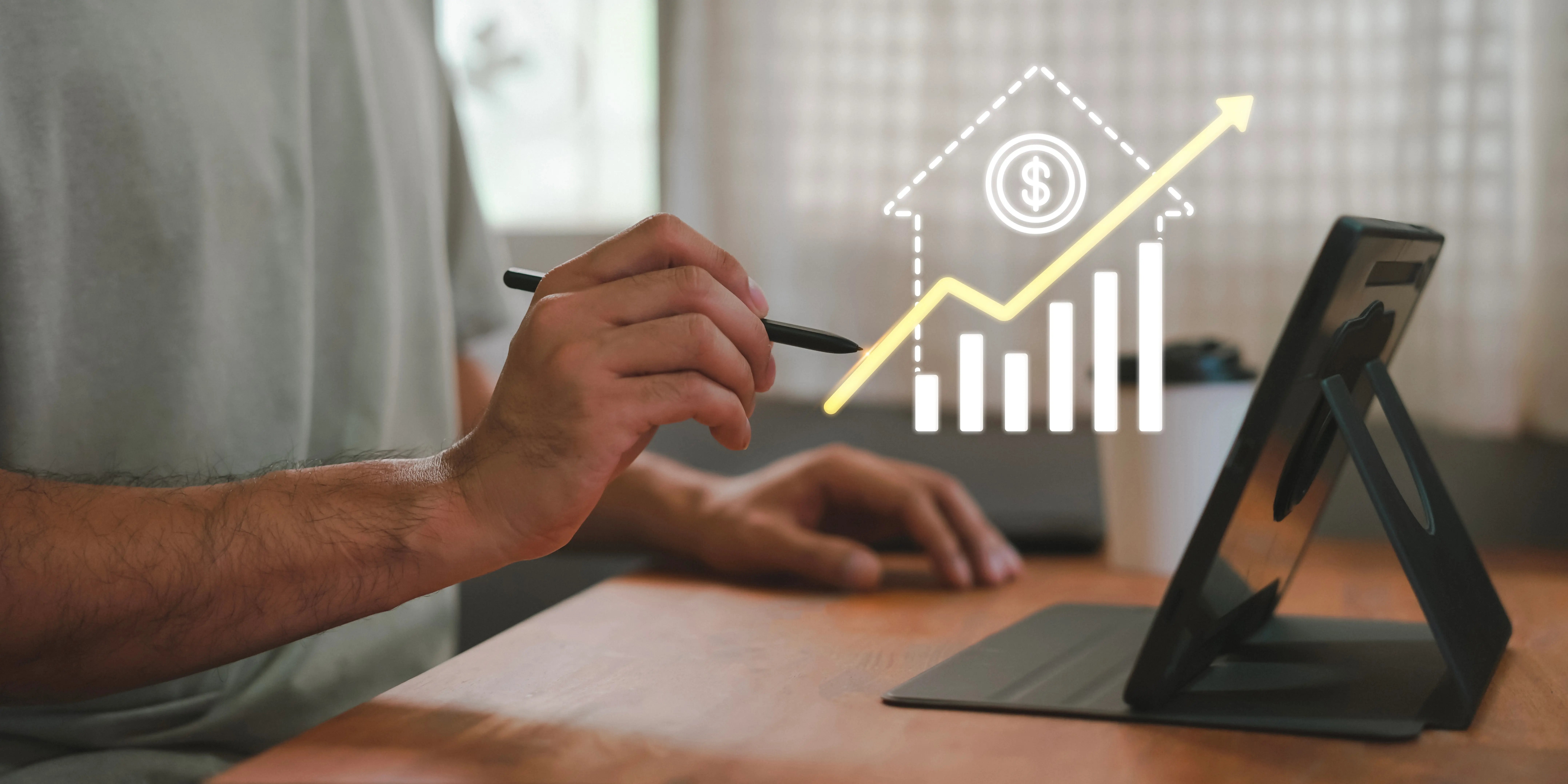 Hombre seleccionando en una tablet el aumento del préstamo de la financiación de la casa con garantía hipotecaria