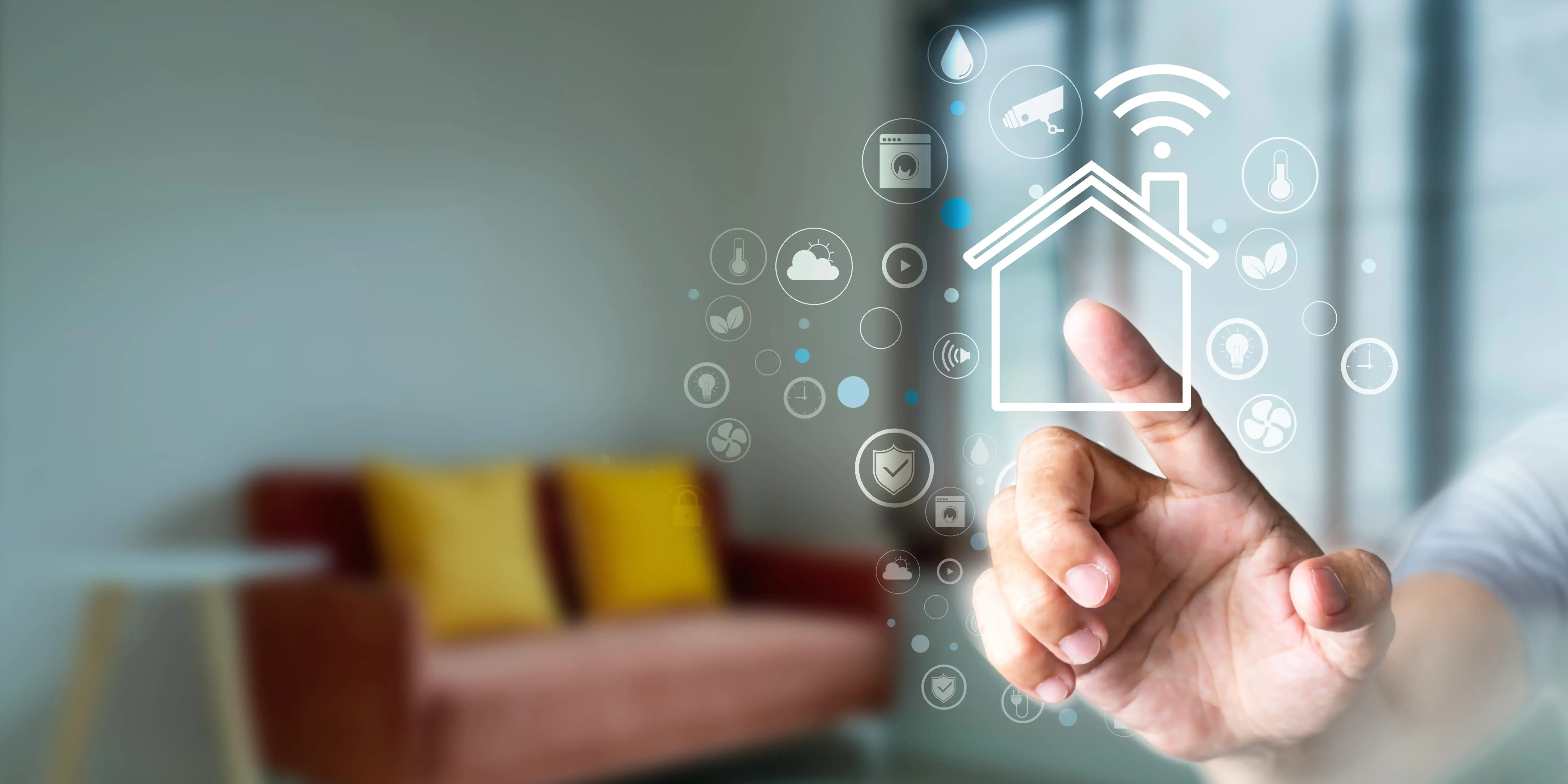 Hombre tocando los íconos de una casa inteligente en una pantalla virtual
