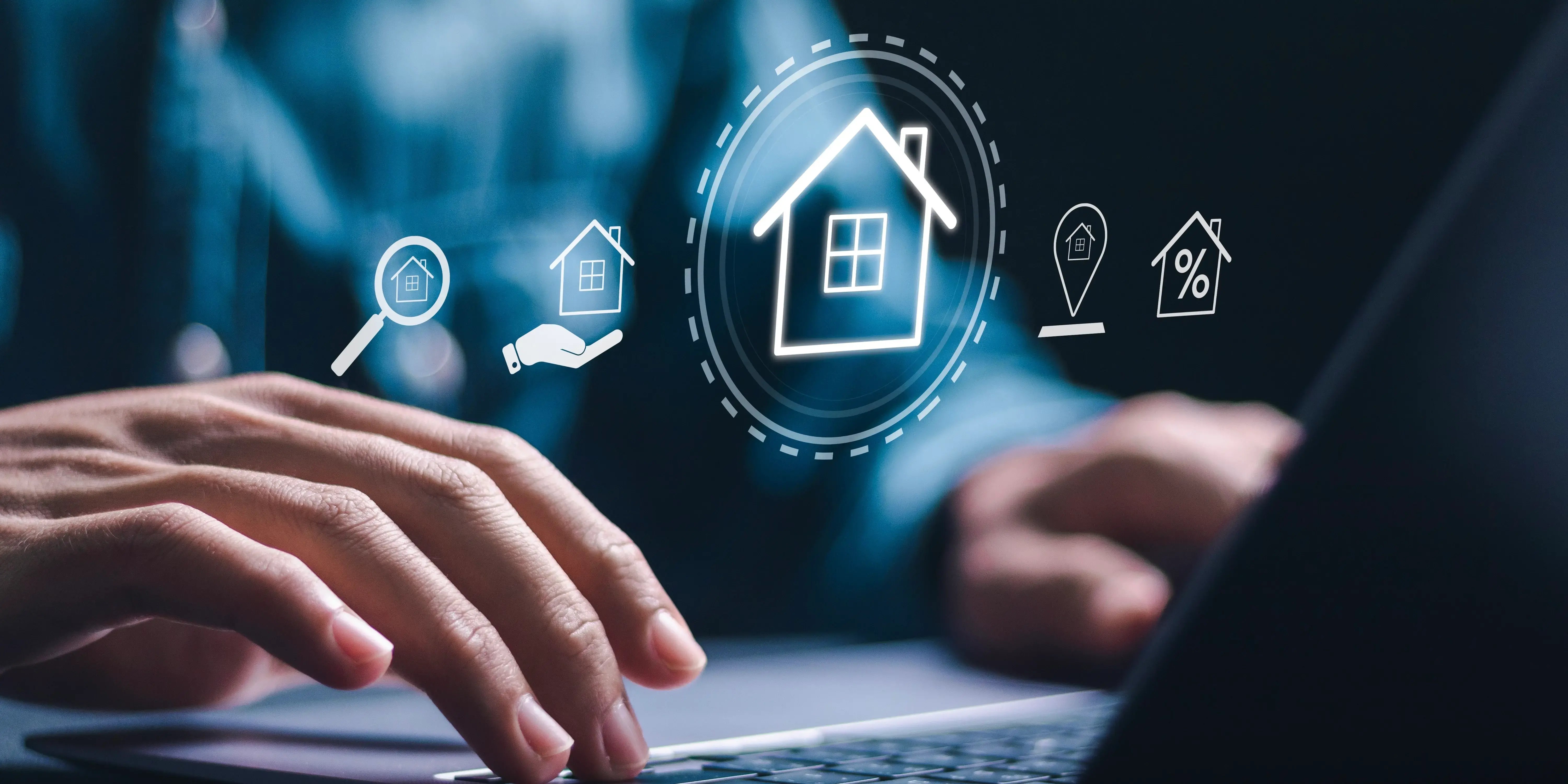 Hombre usando laptop con iconos de la casa para analizar hipoteca, ubicación y otros consejos para invertir en bienes raíces en México