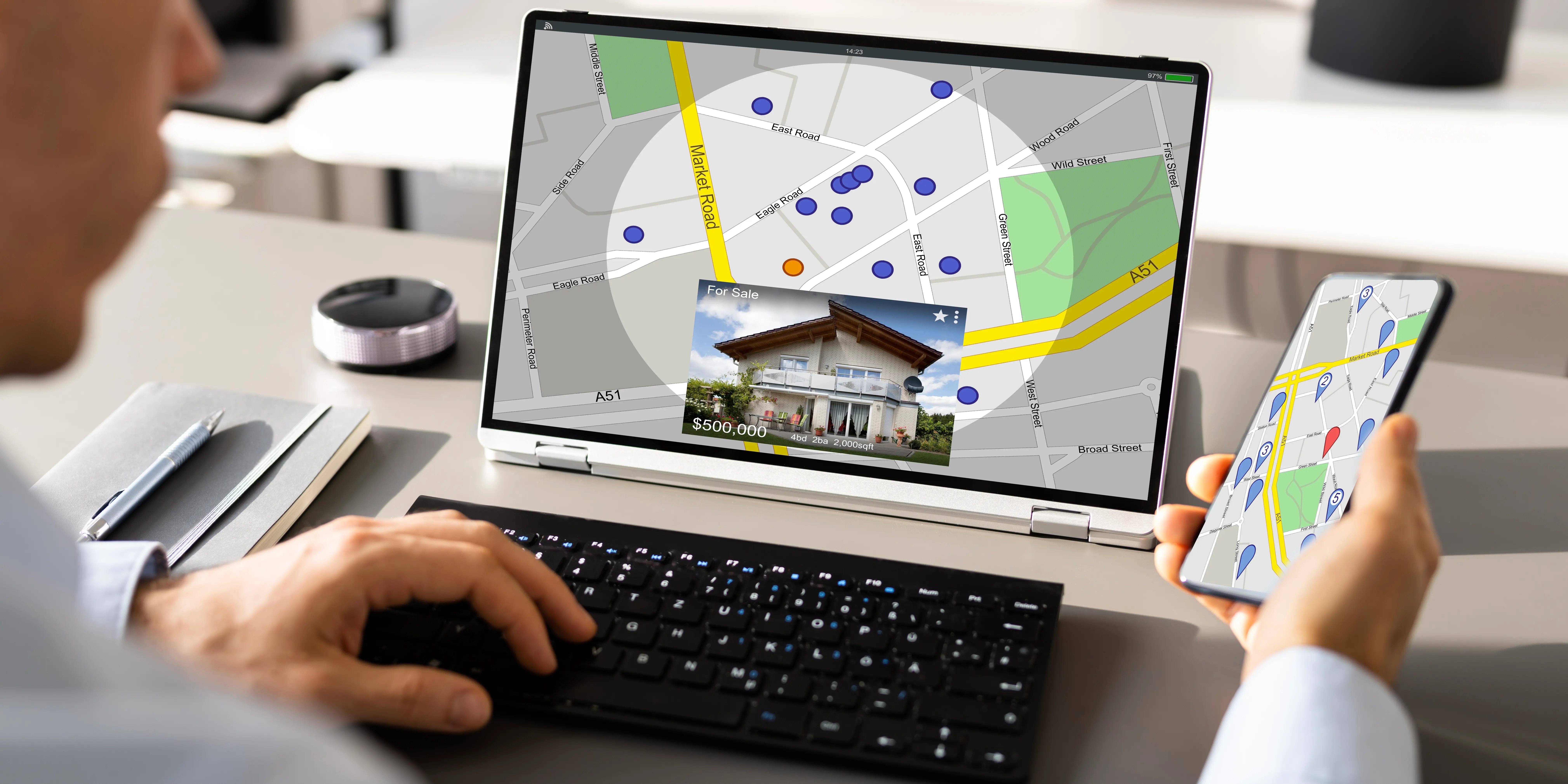 Hombre viendo en la computadora el mapa de la ciudad y así elegir la mejor ubicación para vivir