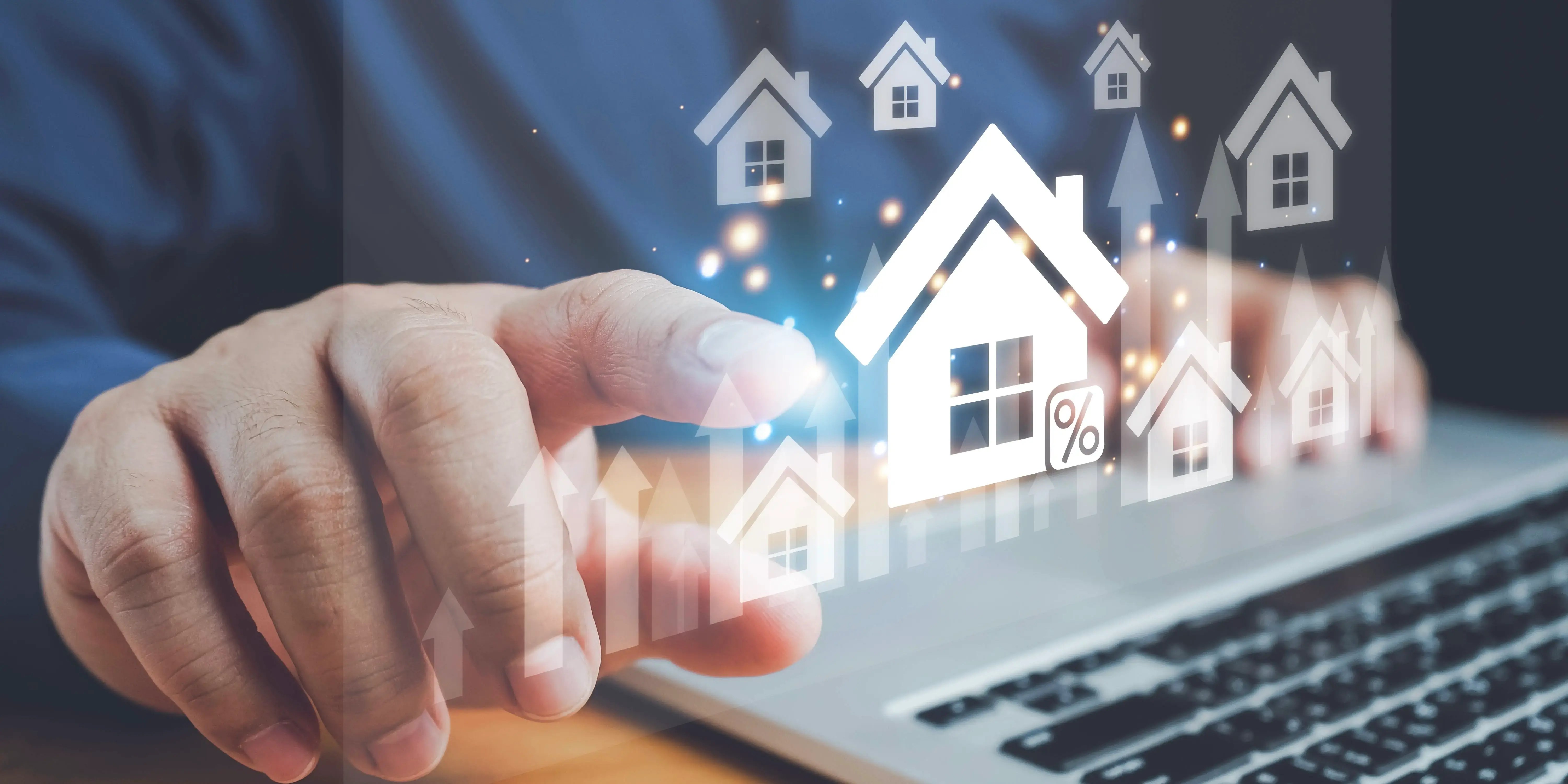 Hombre viendo en la computadora las redes sociales de las desarrolladoras para conocer los descuentos inmobiliarios