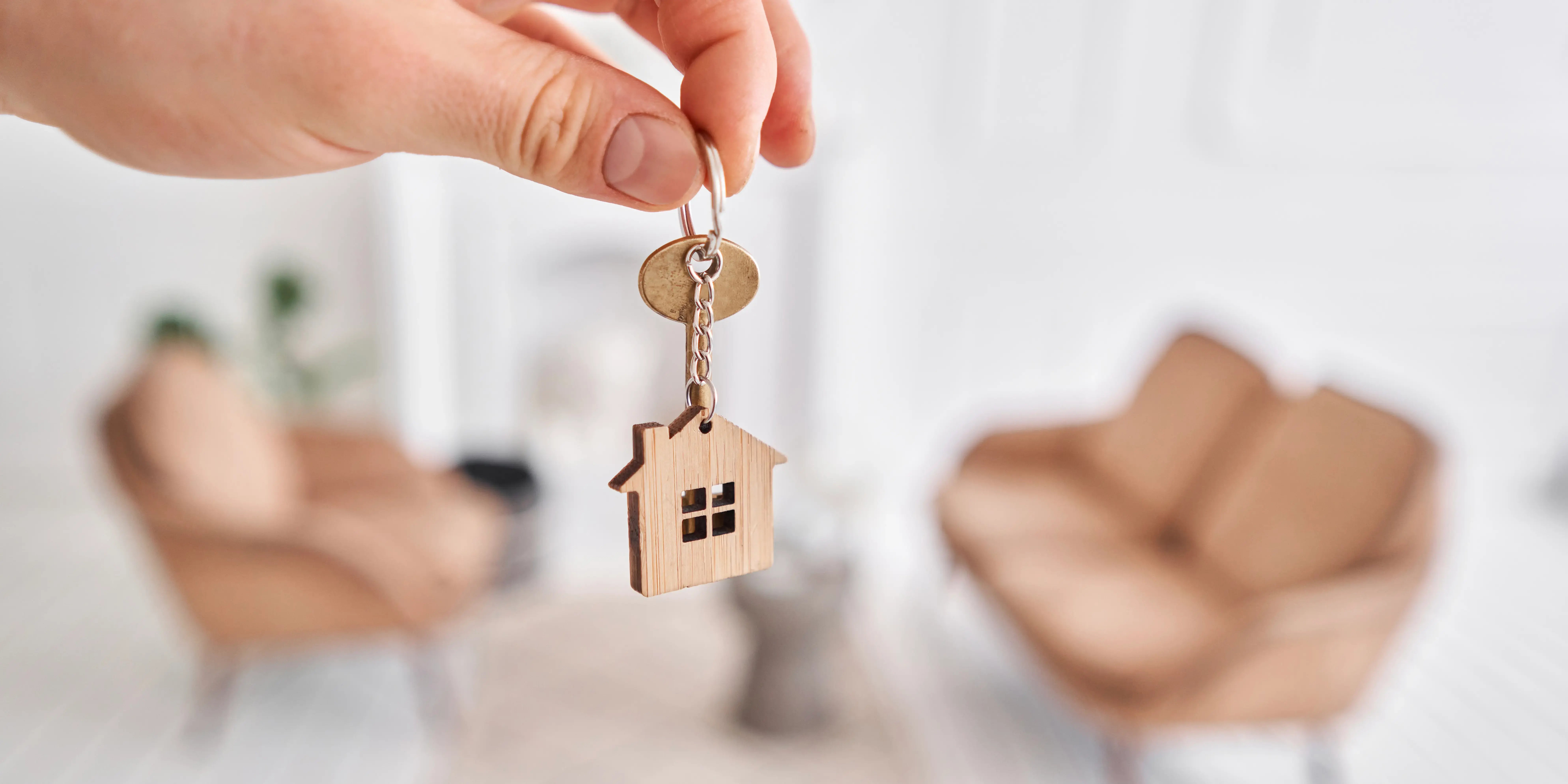 Mano sosteniendo las llaves de su nueva casa porque utilizó el crédito hipotecario linea 2 Infonavit