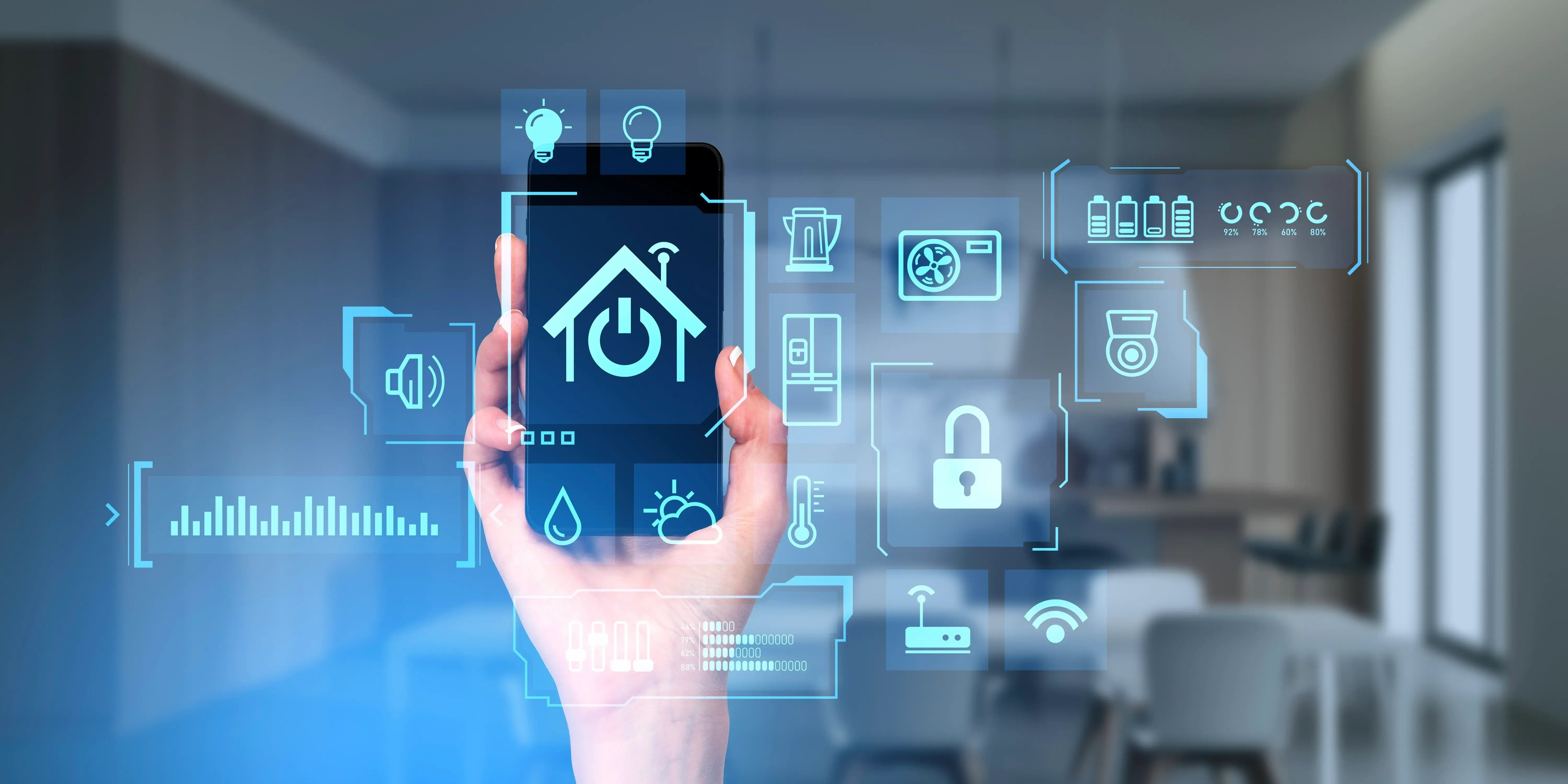 Mano sosteniendo un smartphone con aplicaciones de una smart home de aquitectura actual
