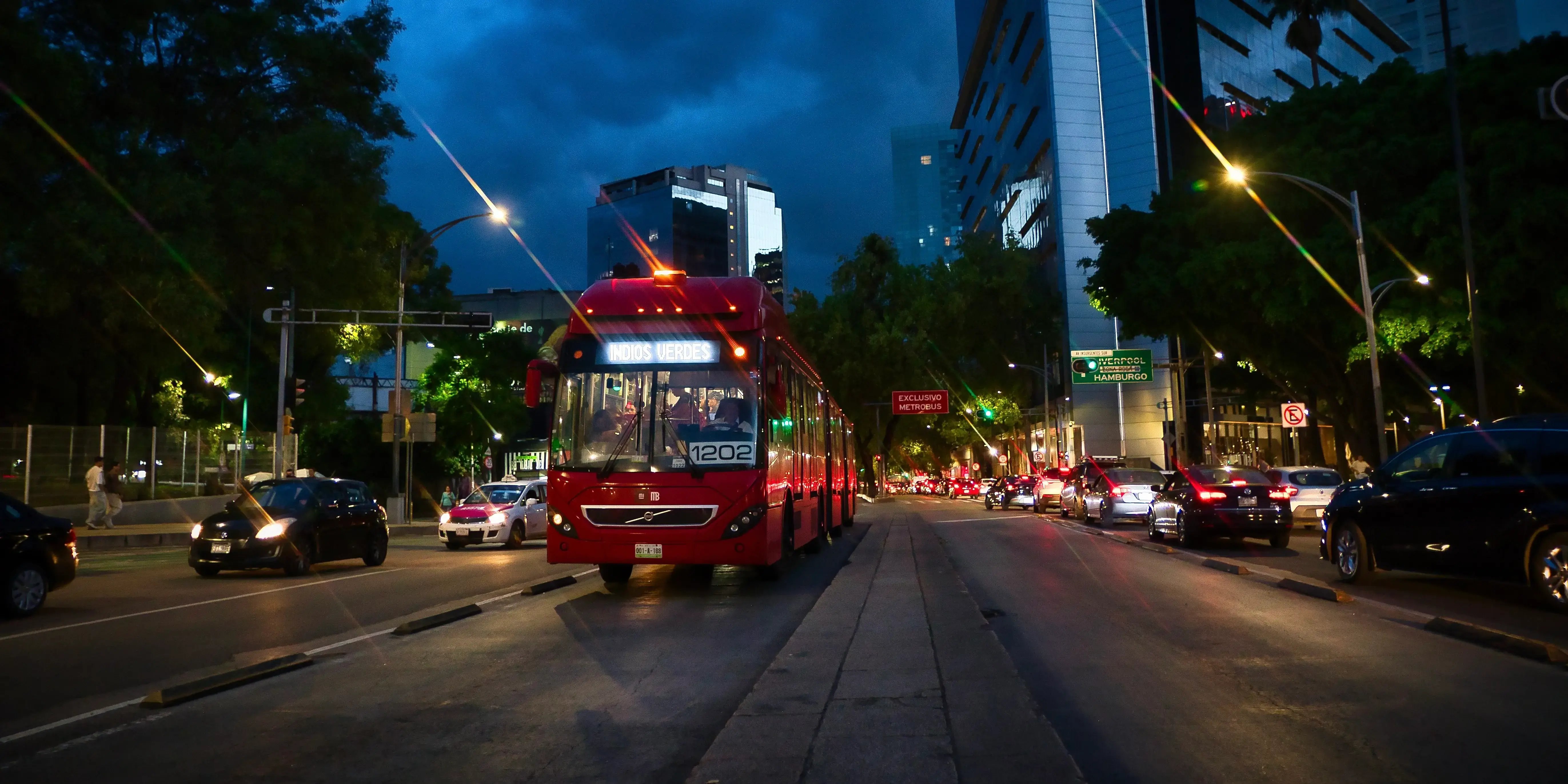 Metrobus circulando por la noche en la importante avenida de la Ciudad de México gracias al crecimiento urbano
