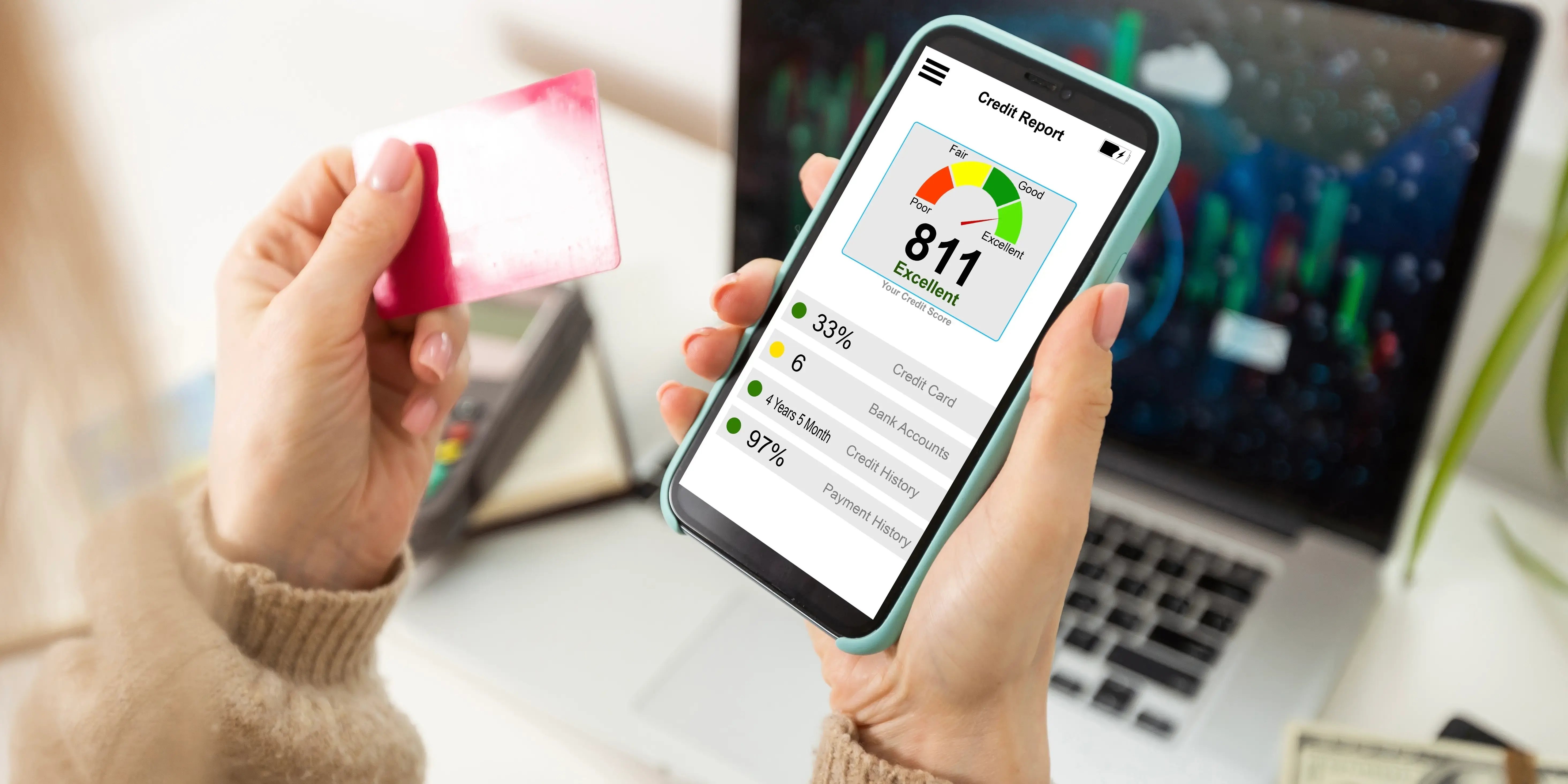 Mujer revisando el puntaje de su historial crediticio para comprar casa por Infonavit