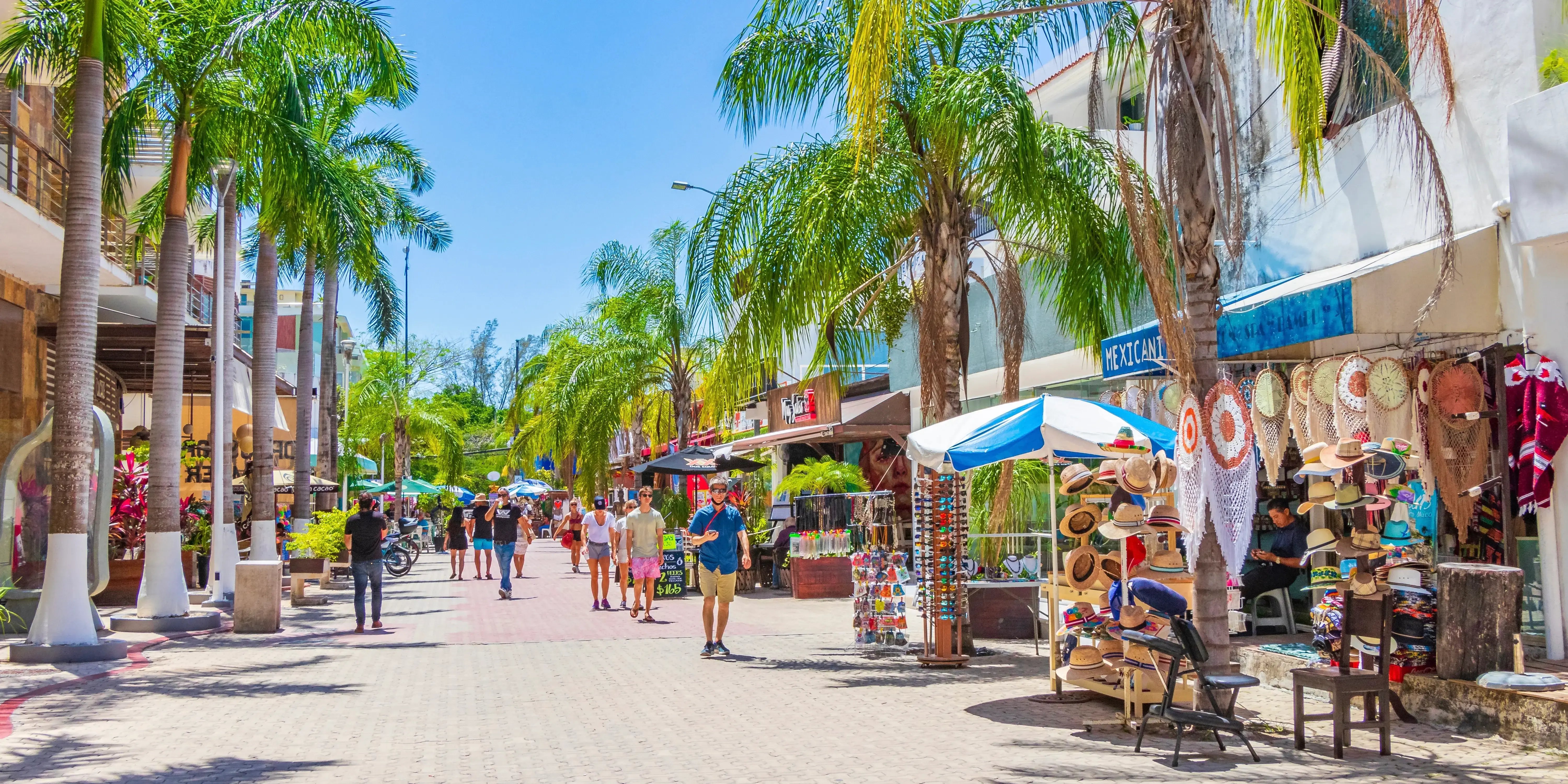Paisaje urbano de La Quinta Avenida con restaurantes tiendas de souvenirs y edificios de Playa del Carmen-1