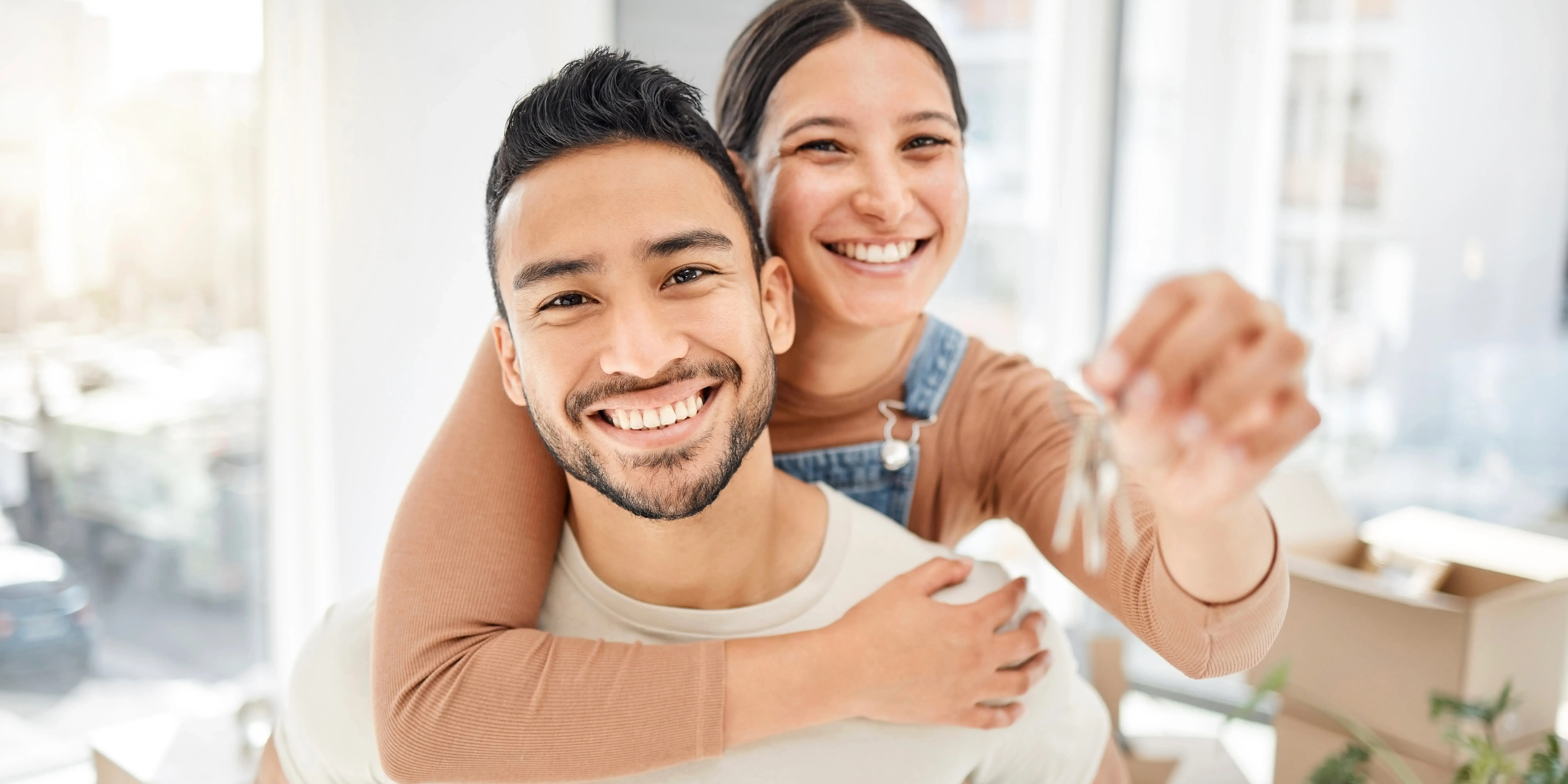 Pareja feliz porque no pasa tiempo en el tráfico pues compró casa cerca de su trabajo