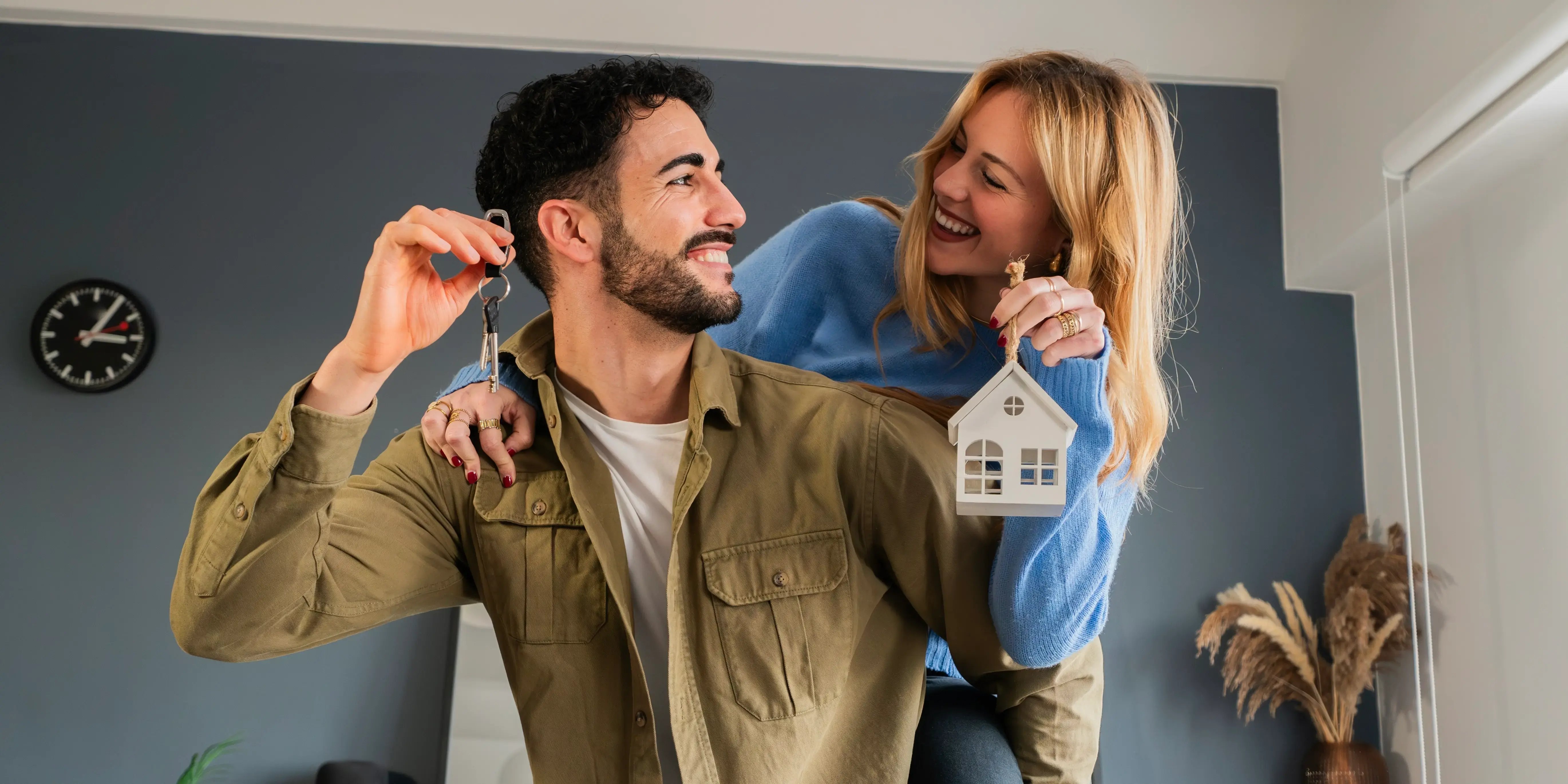 Pareja sonriendo y sosteniendo las llaves de su nueva casa que compraron sin crédito Infonavit-1