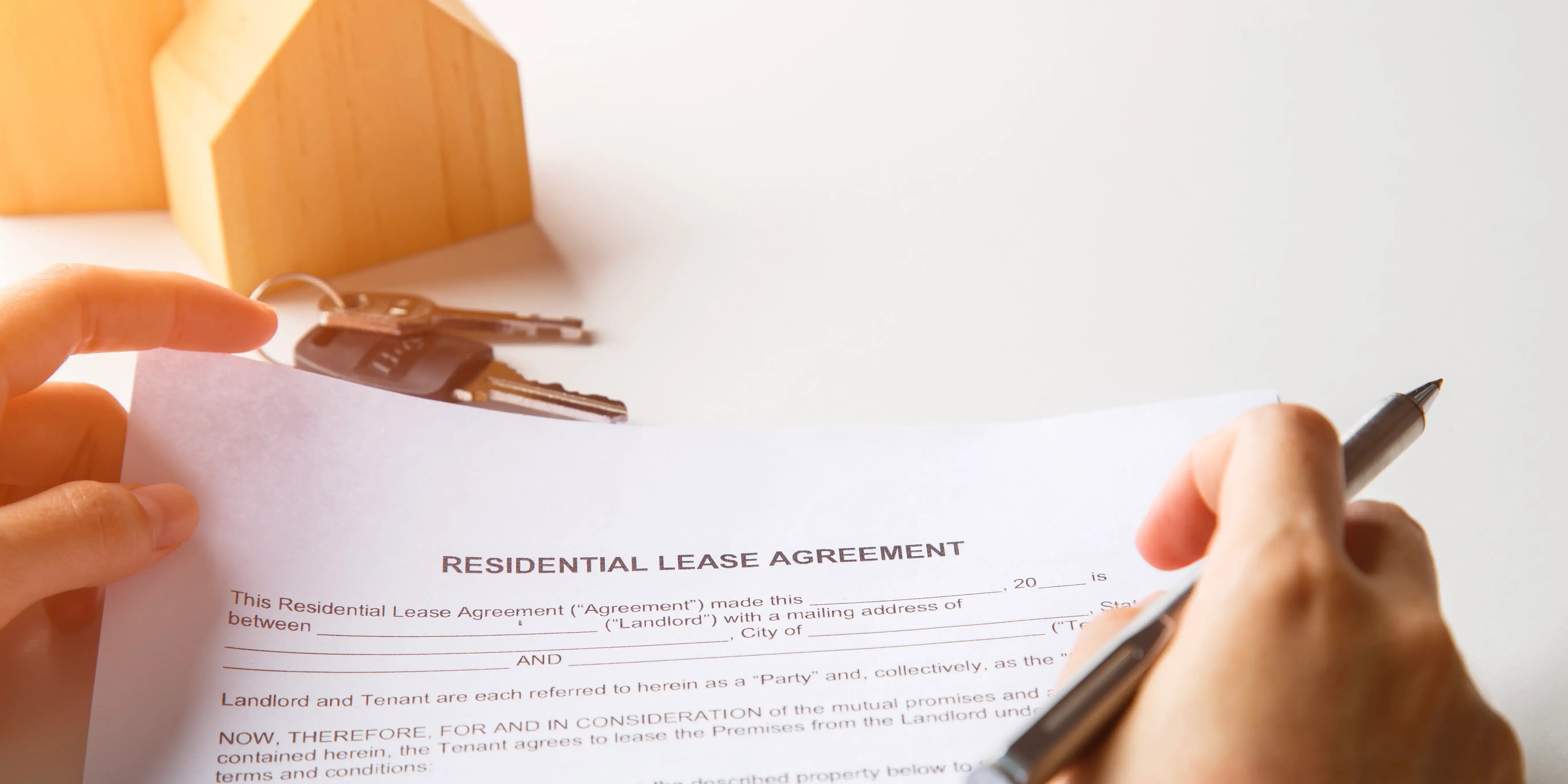 Persona firmando un contrato de leasing habitacional pata comprar casa son crédito Infonavit