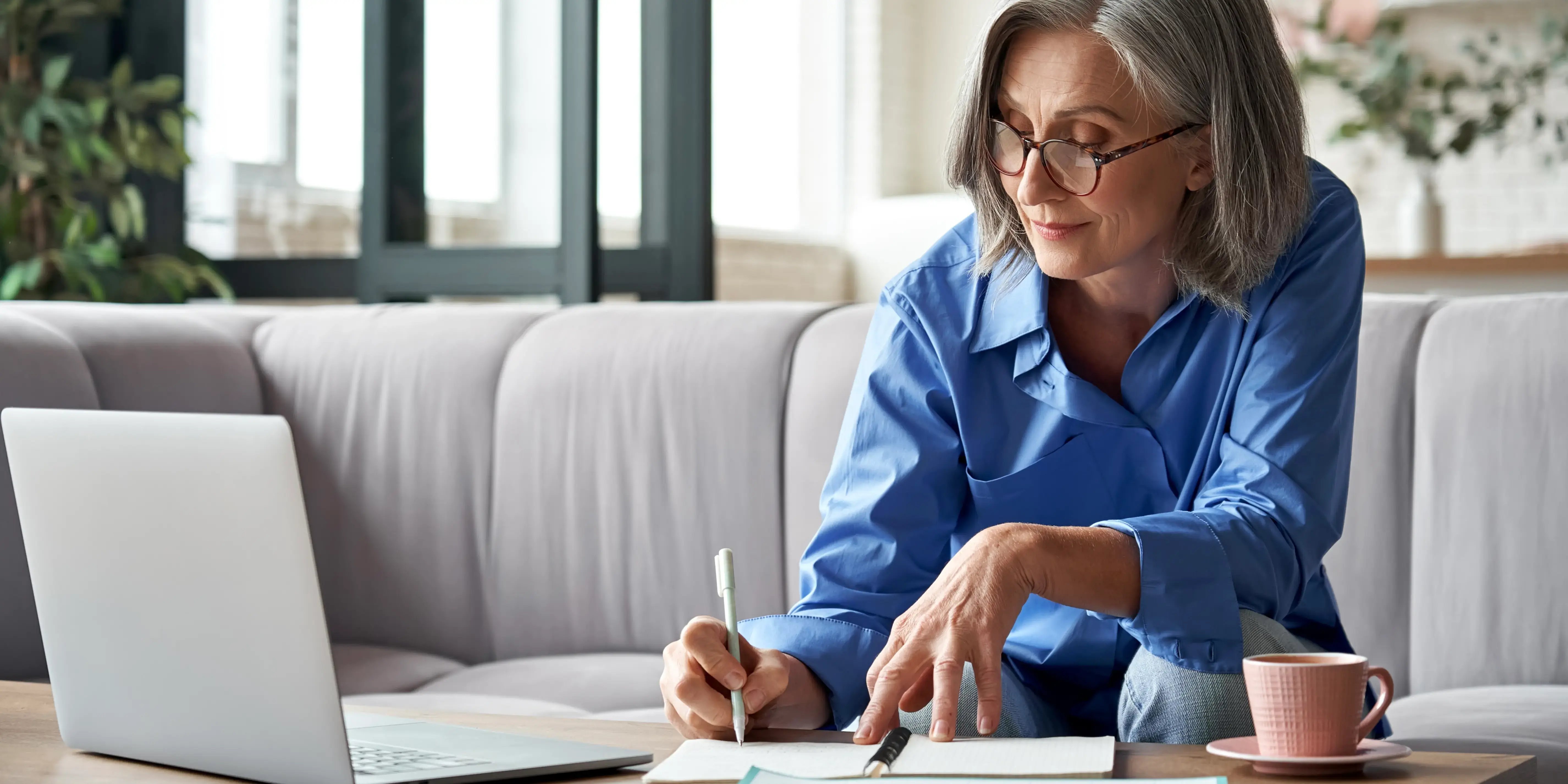 Persona mayor en una computadora iniciando el támite para solicitar su crédito hipotecario IMSS