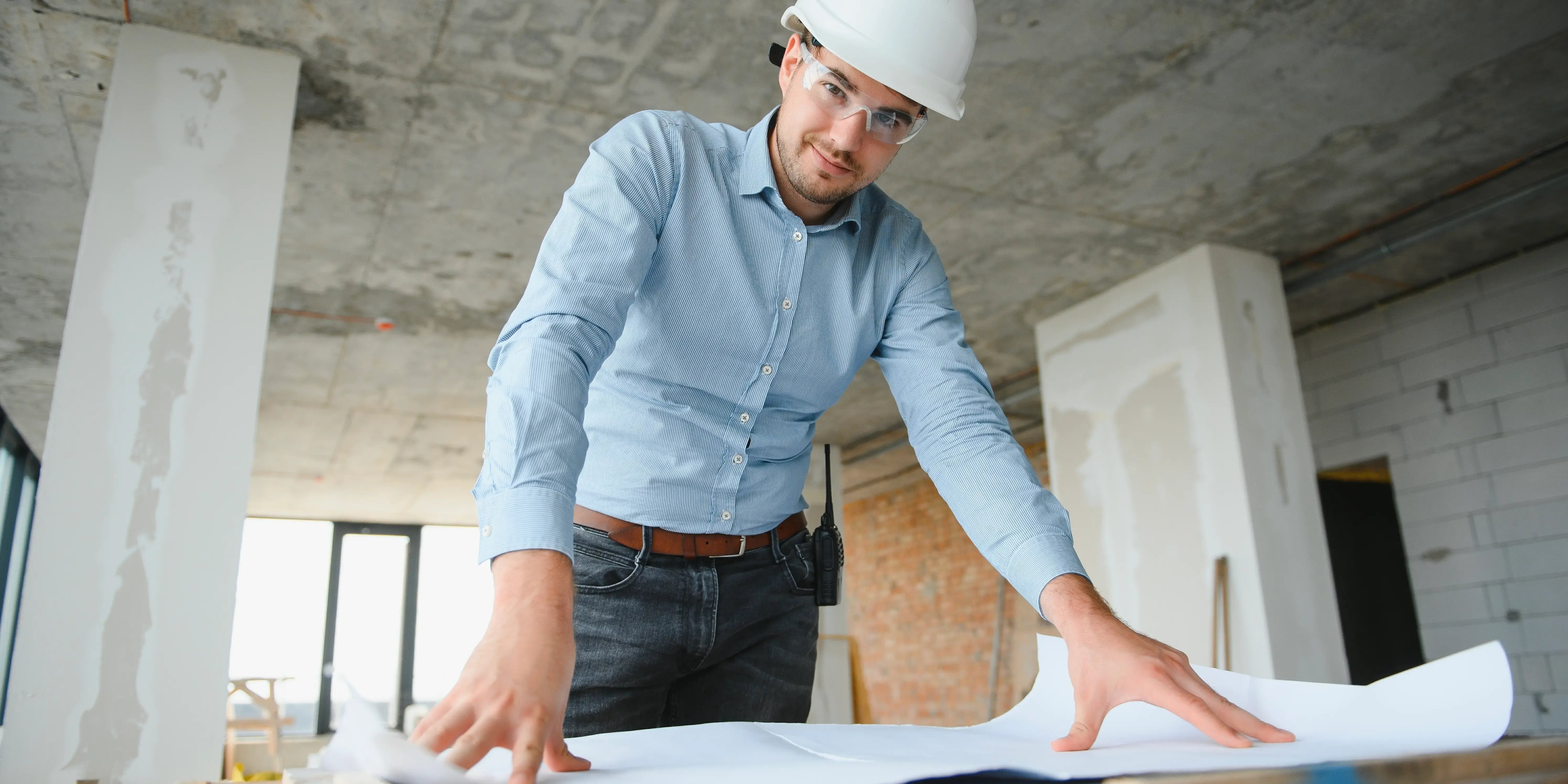 Retrato de un arquitecto que estudia el Plan de distribución de las habitaciones de un desarrollo inmobiliario