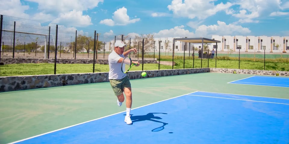 Hombre jugando tenis. Descanso activo y sus beneficios.