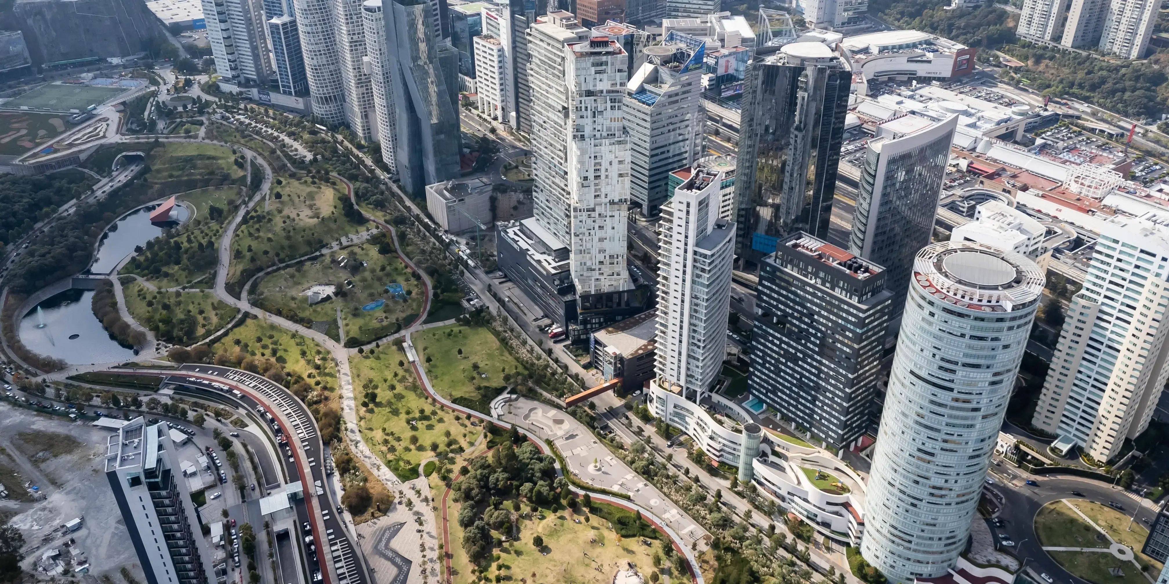 Santa Fe y el Parque La Mexicana, Ciudad de México con oficinas, centros comerciales y parques por el crecimiento urbano