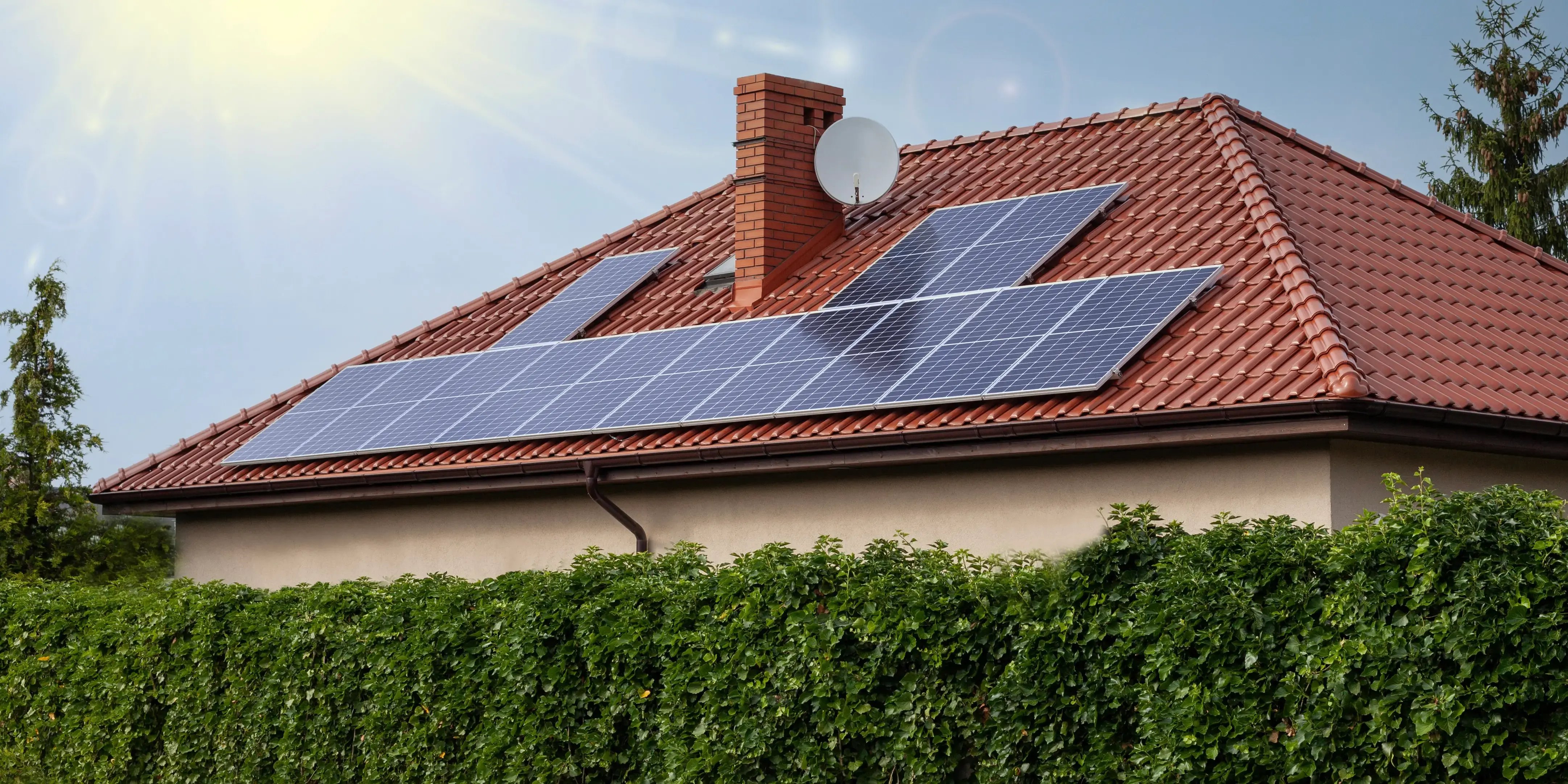 Tipos y estilos de vivienda, casa sustentable con techo con páneles solares