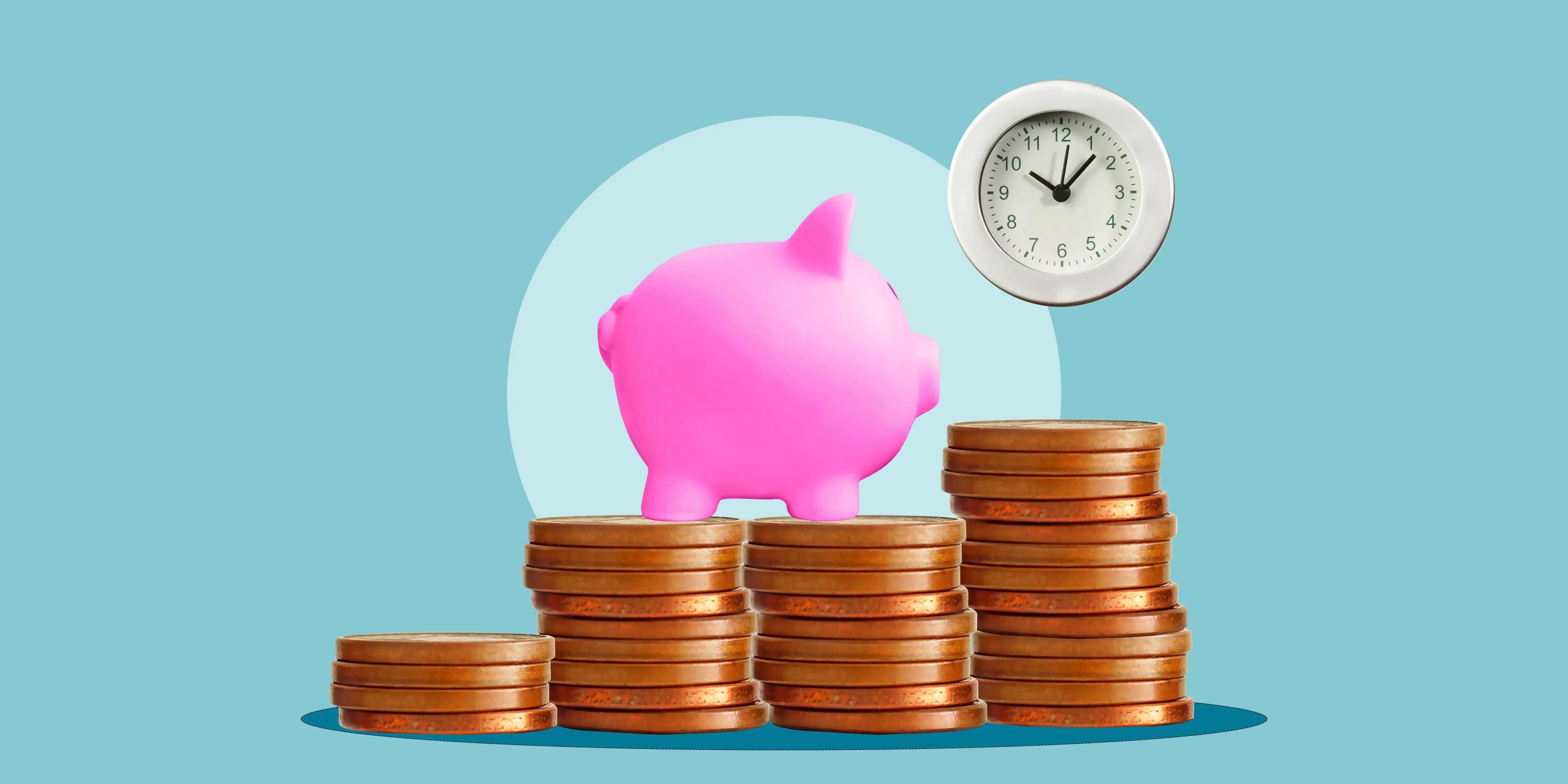 Torres de monedas de dinero en crecimiento con una alcancía hasta arriba gracias a al ahorro e la subcuenta de vivienda