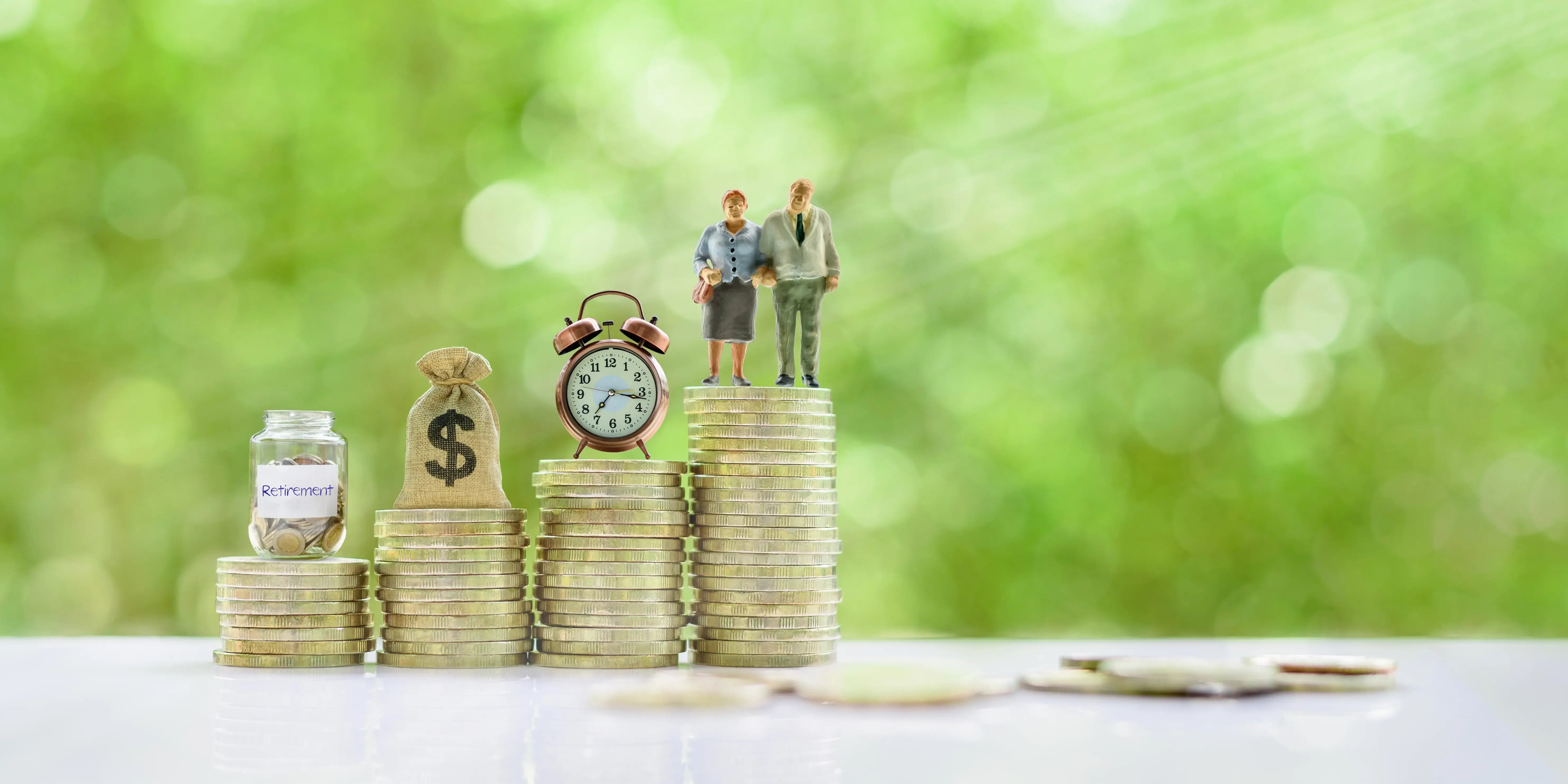 Una pareja mayor, un reloj vintage, una bolsa de dinero y un frasco de ahorro de depósitos en escalones de monedas en alzade inversiones a largo plazo