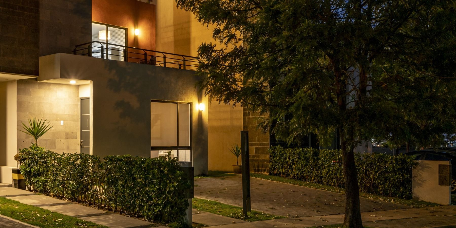 Casa en Villas del Campo. Naturaleza, arbustos e iluminación nocturna para vivir tranquilamente.