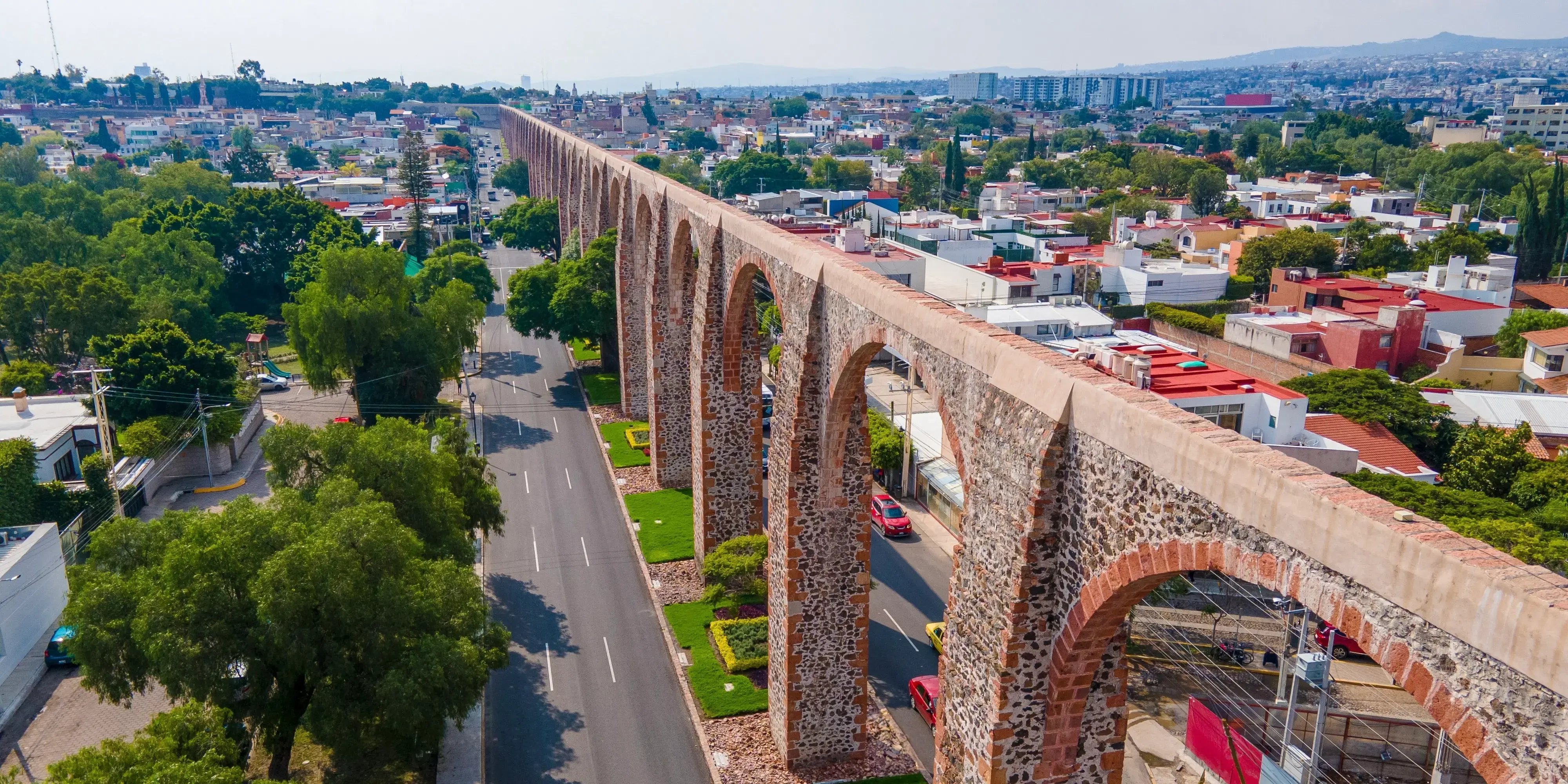 Vista aérea de los arcos y parques del centro de la ciudad de Querétaro, una de las mejores ciudades para vivir en México